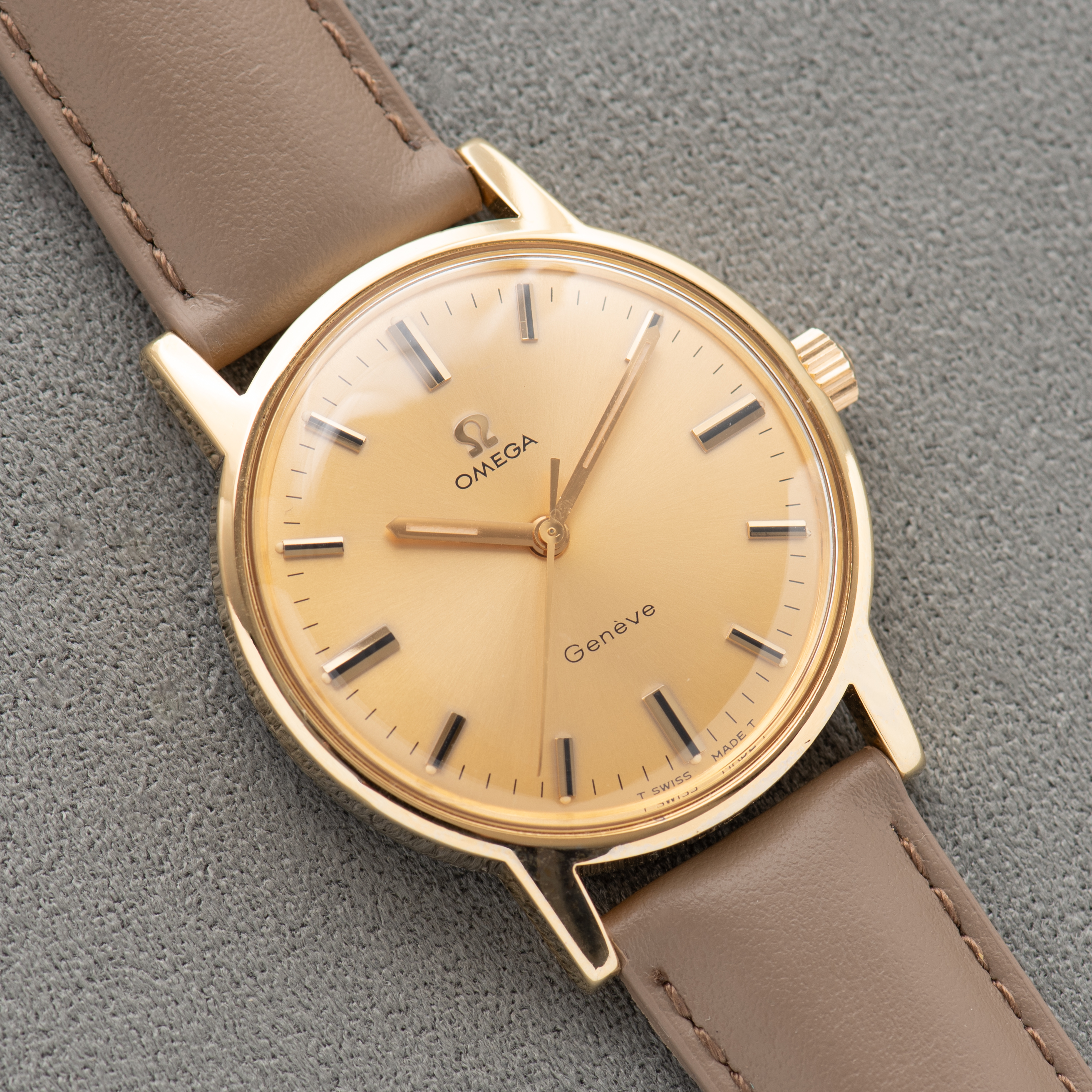 Zicht op Omega Genève Gouden wijzerplaat Ref 135.070 vanaf 1969