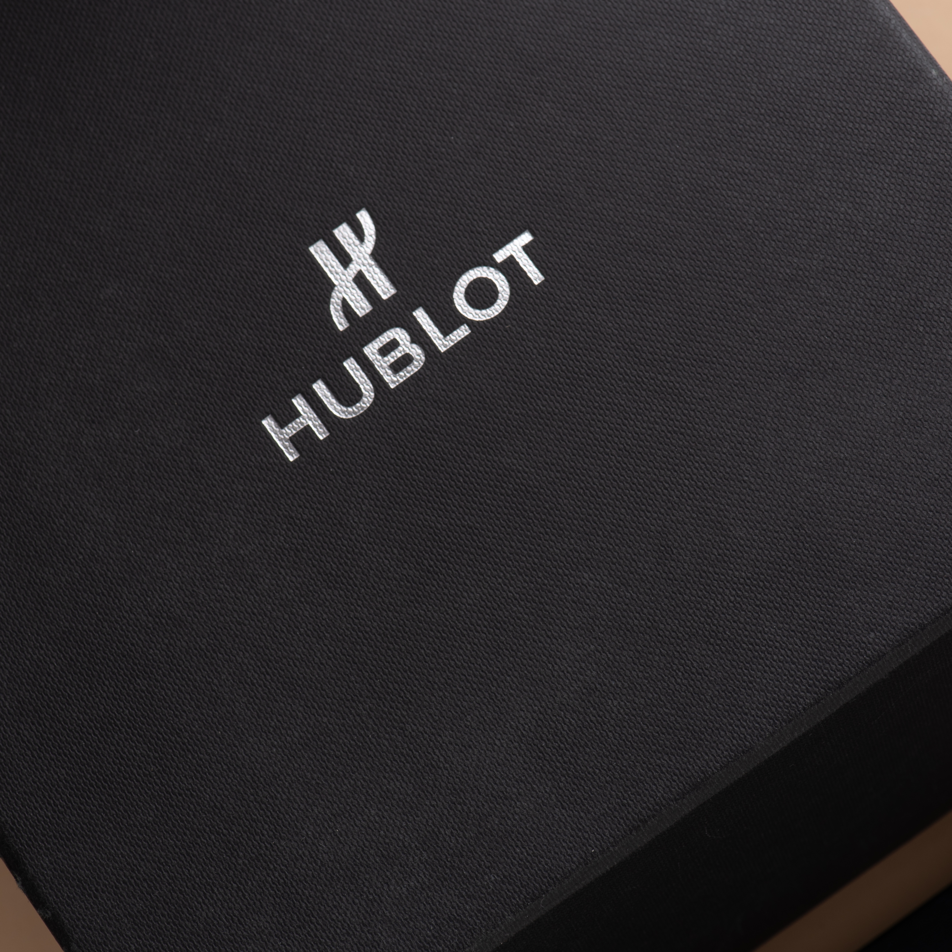 Zicht op Hublot Classic Fusion Grey Dial ref 565.NX.7071.LR uit 2020