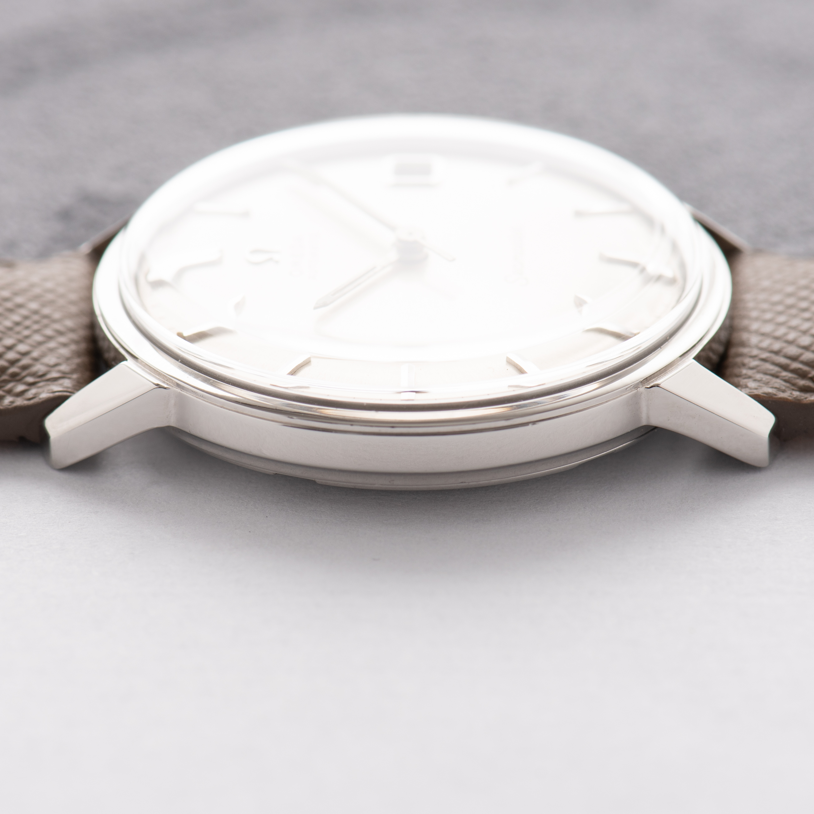 Zicht op Omega Seamaster Automatic Date Silver Dial Réf 166.002 from 1965