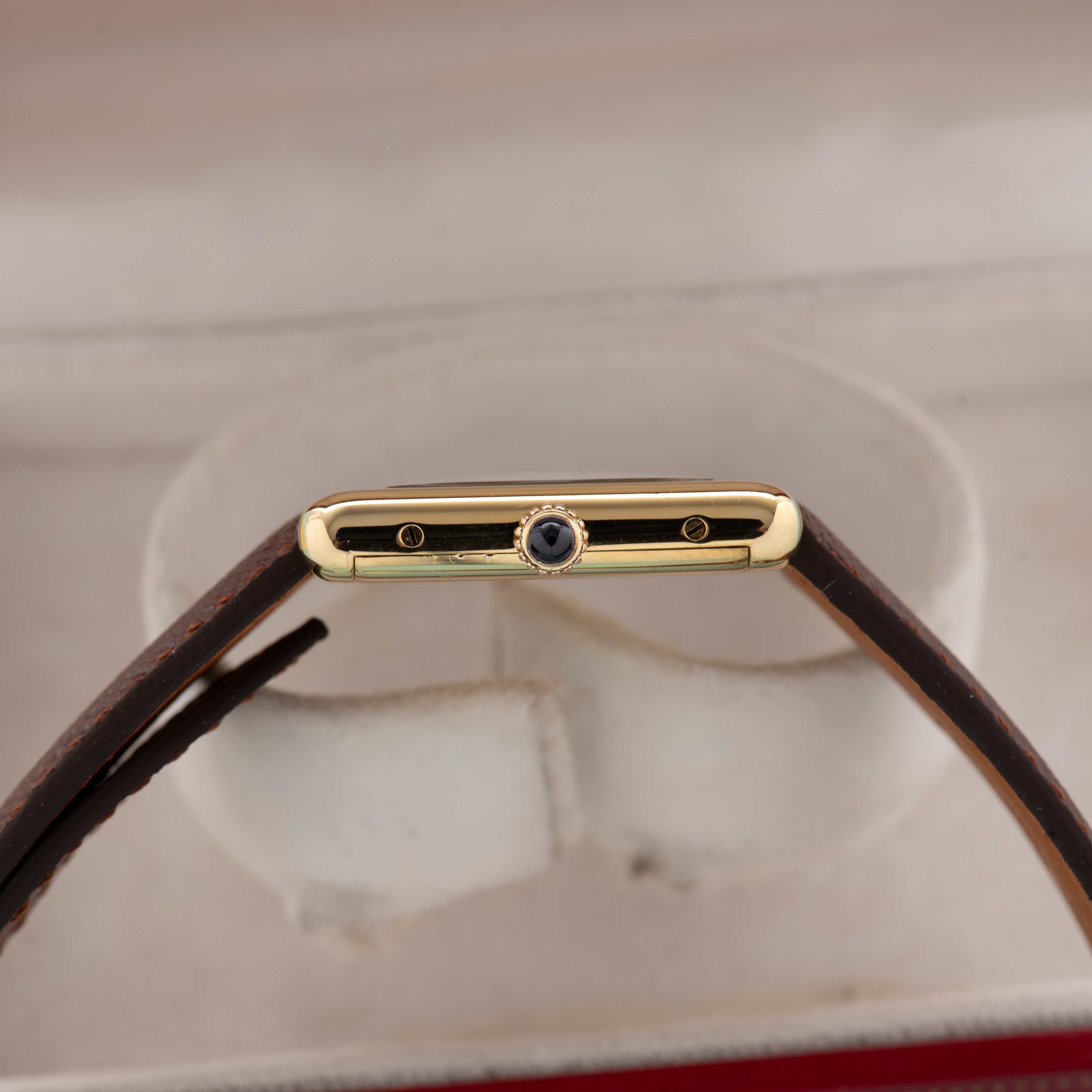 Zicht op Cartier Tank De Must Vermeil Grand Model Black Full Set from 1977