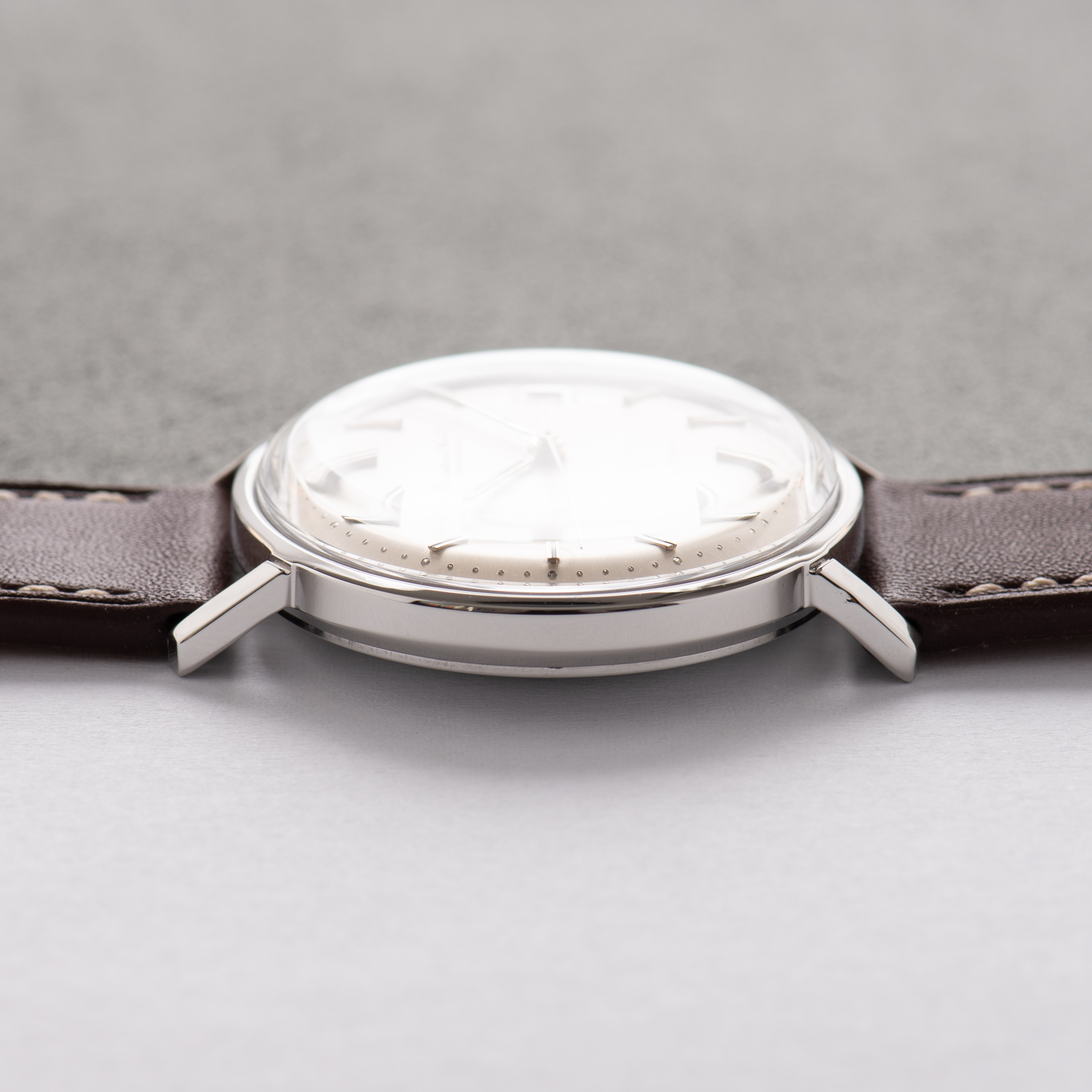 Vue de IWC International Watch Co Schaffhausen Automatic Silver Dial cal 8541 réf R818A
