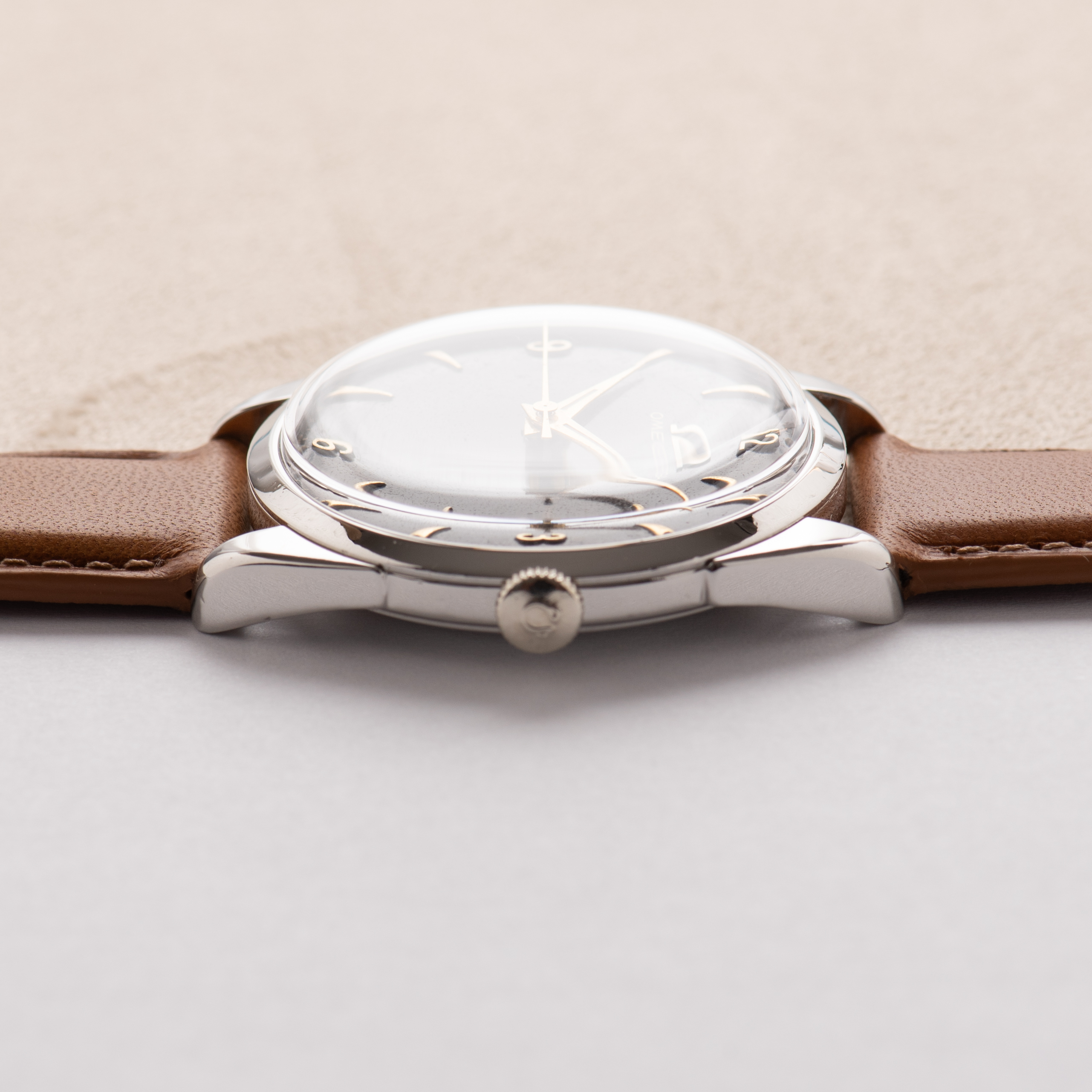 Zicht op Omega Second Center Patina Black Dial ref 2910-2 SC uit 1956