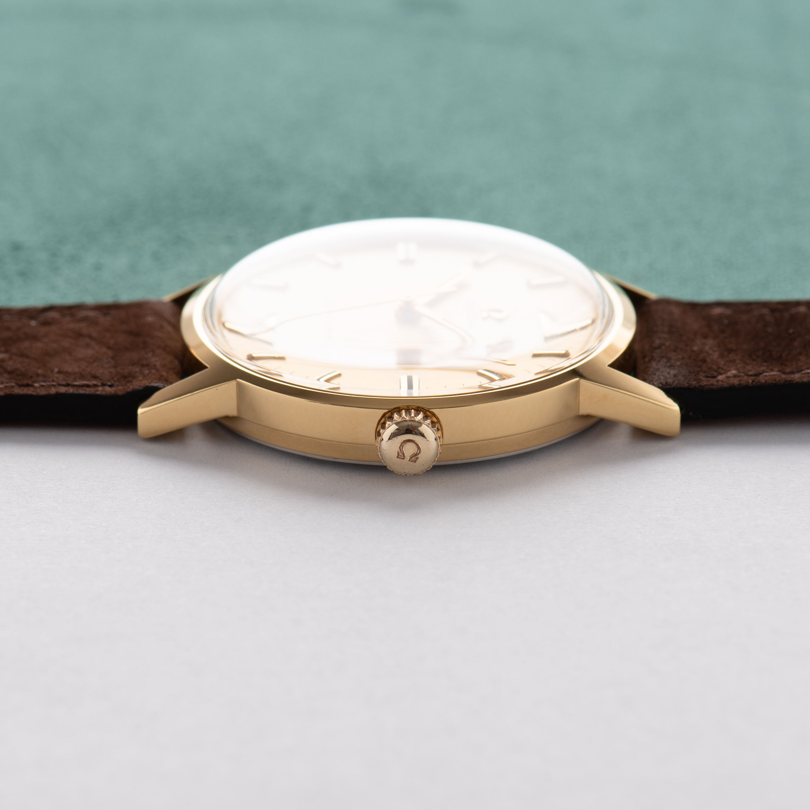 Zicht op Omega Genève Gold dial Réf 135.070 from 1969