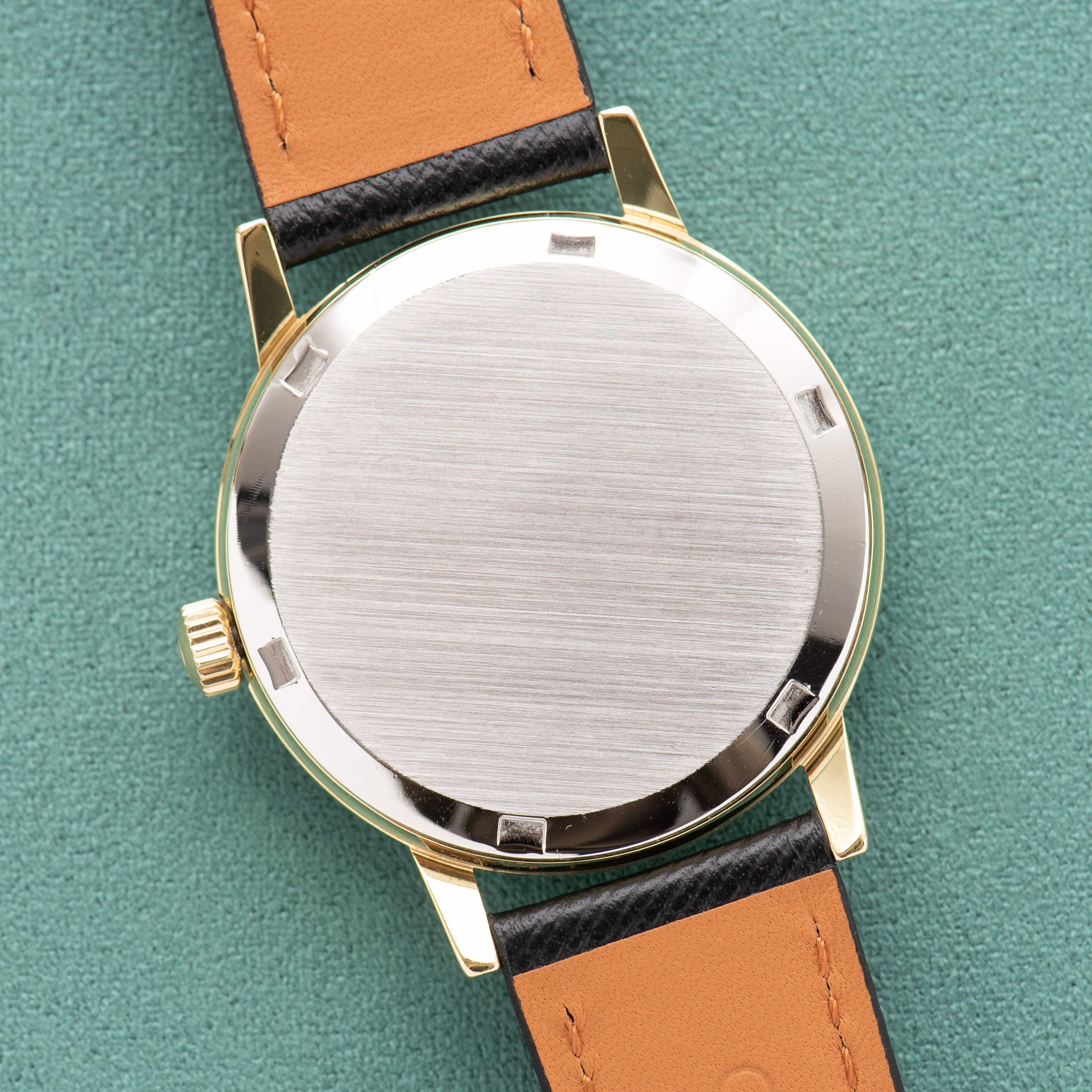 Zicht op Omega Genève Gouden wijzerplaat Ref 136.0099 uit 1972