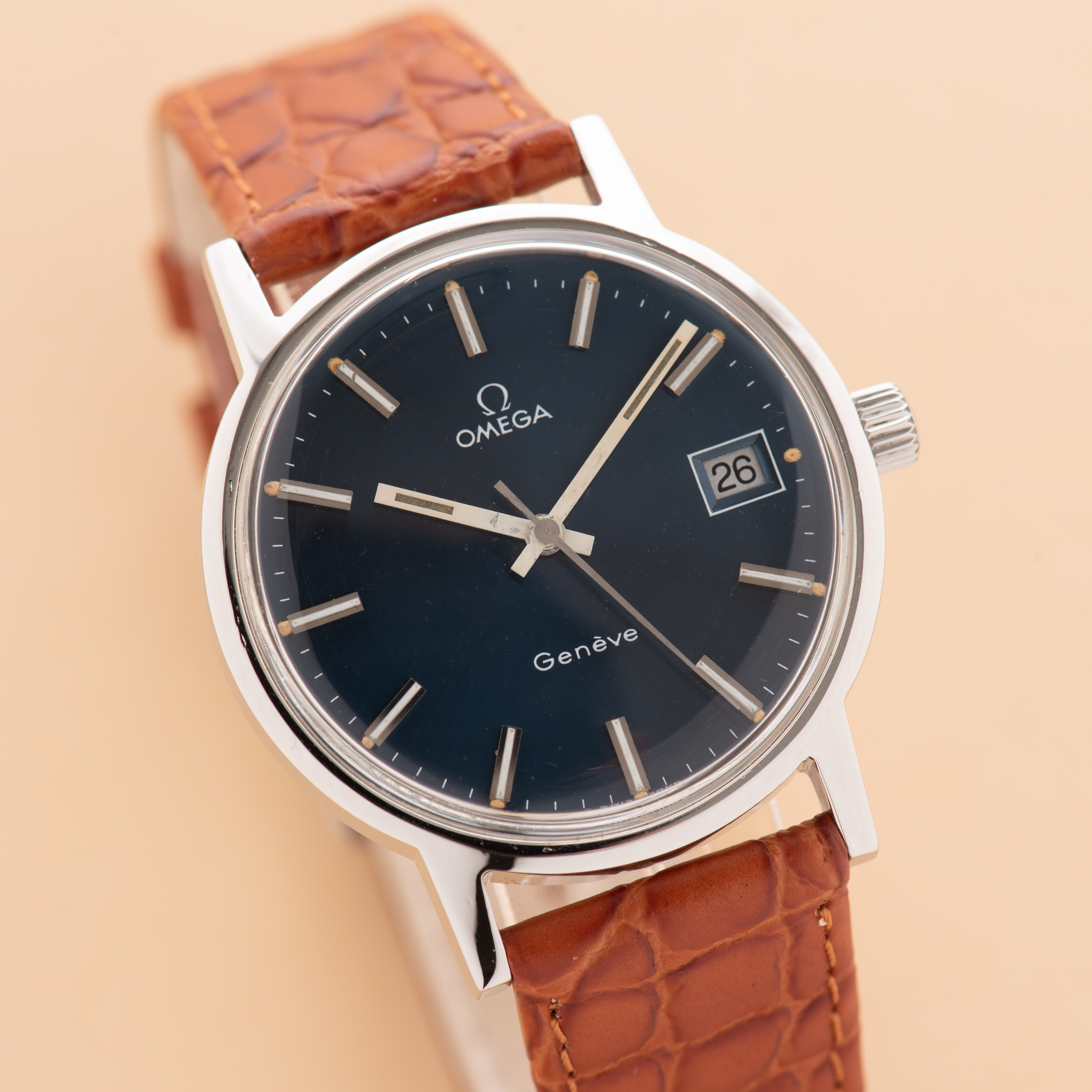 Vue de Omega Genève Date blue dial réf 136.0104 from 1972