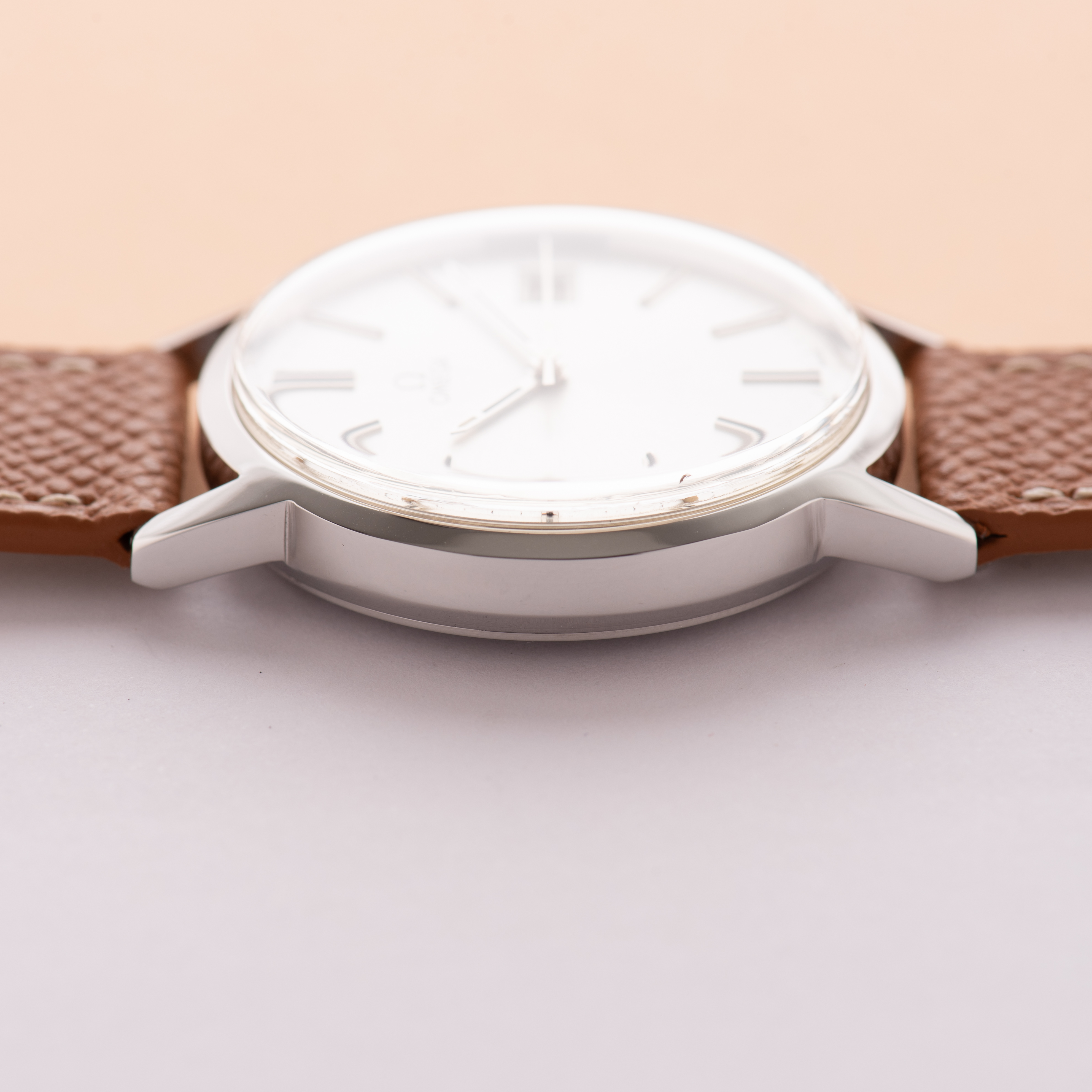 Vue de Omega Genève Date Silver dial réf 136.0104 from 1978