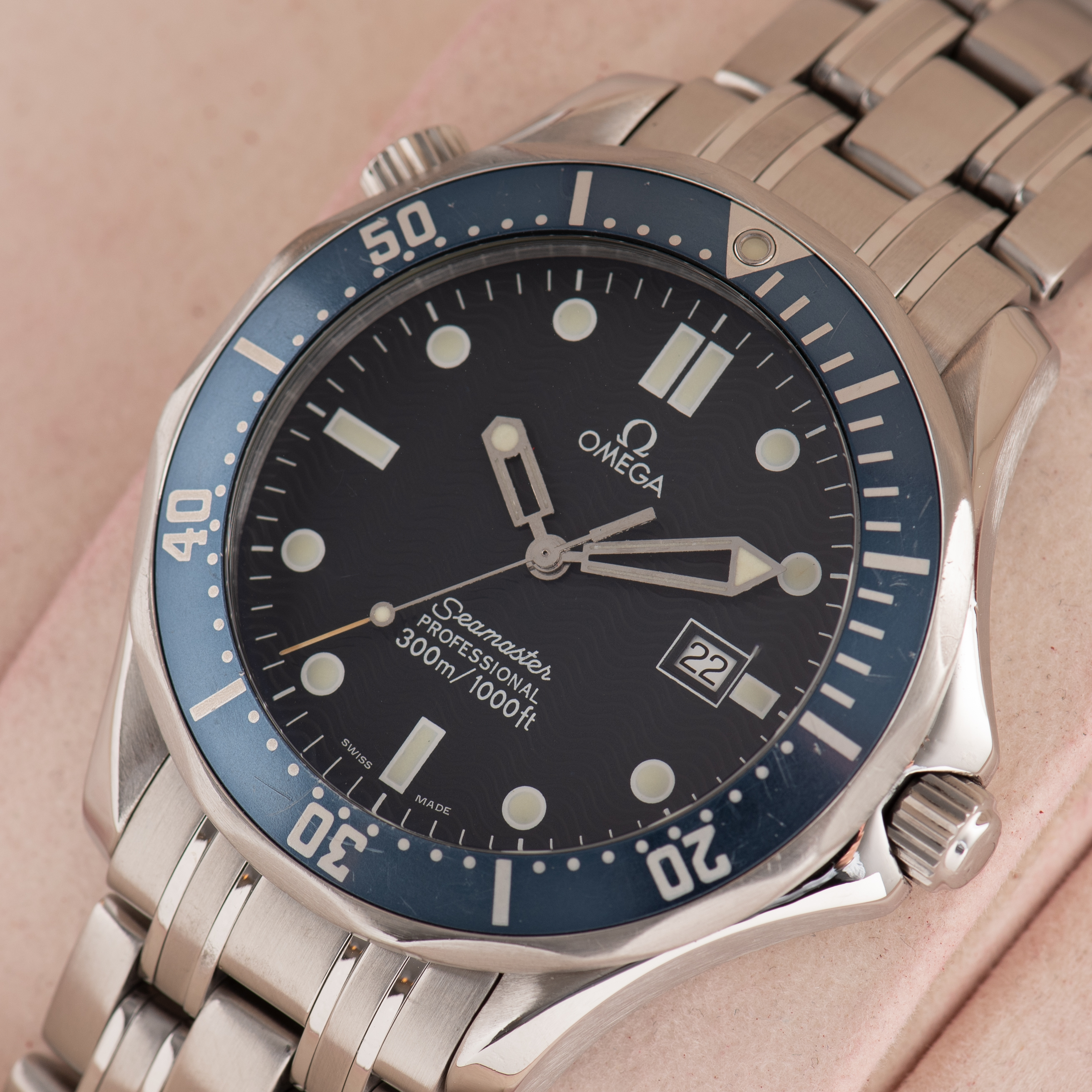 Zicht op Omega Seamaster Diver 300M "James Bond" Réf 2541.80.00 from 2000 Full Set