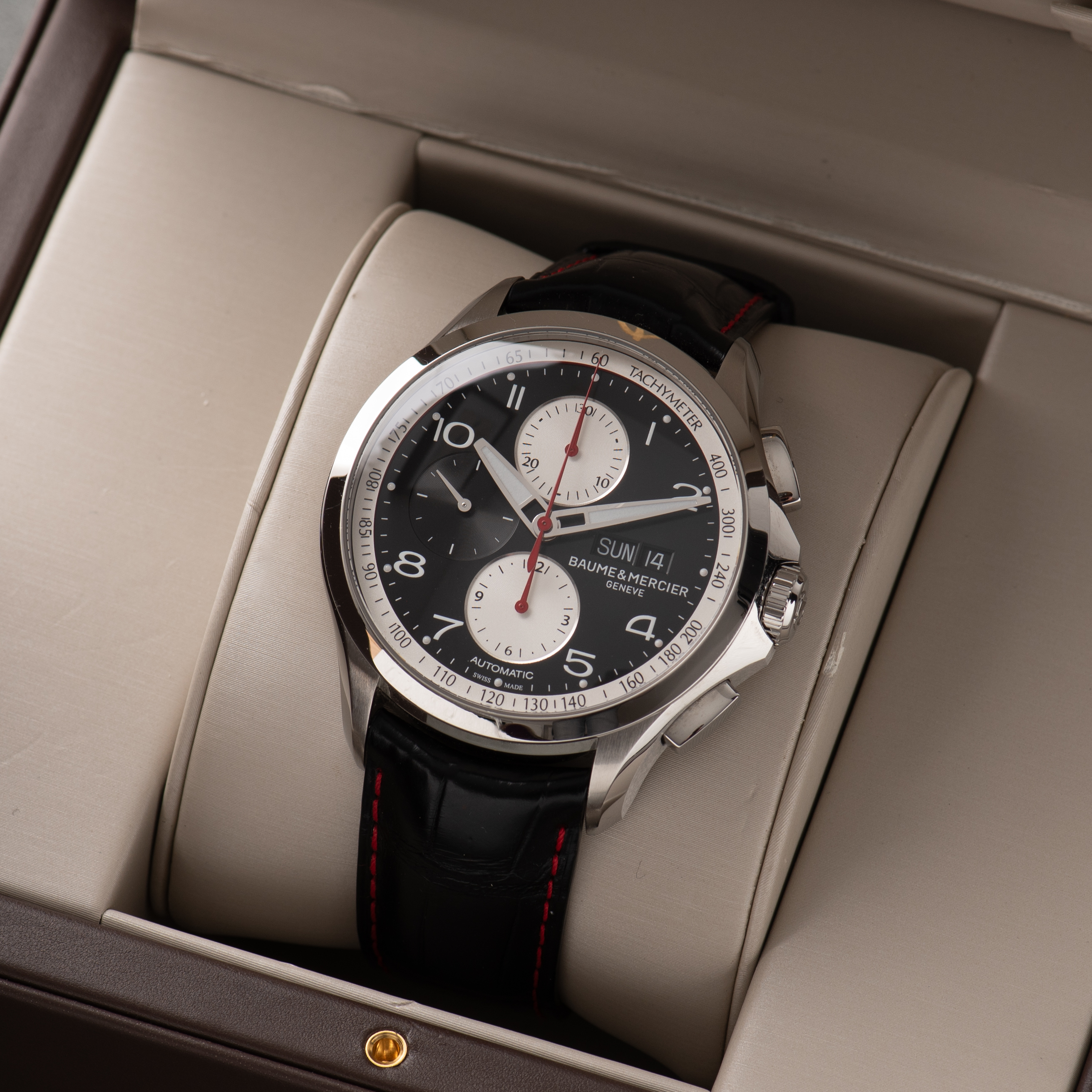 Zicht op Baume & Mercier Genève Clifton Racing Club Chronographe réf M0A10372 Full Set