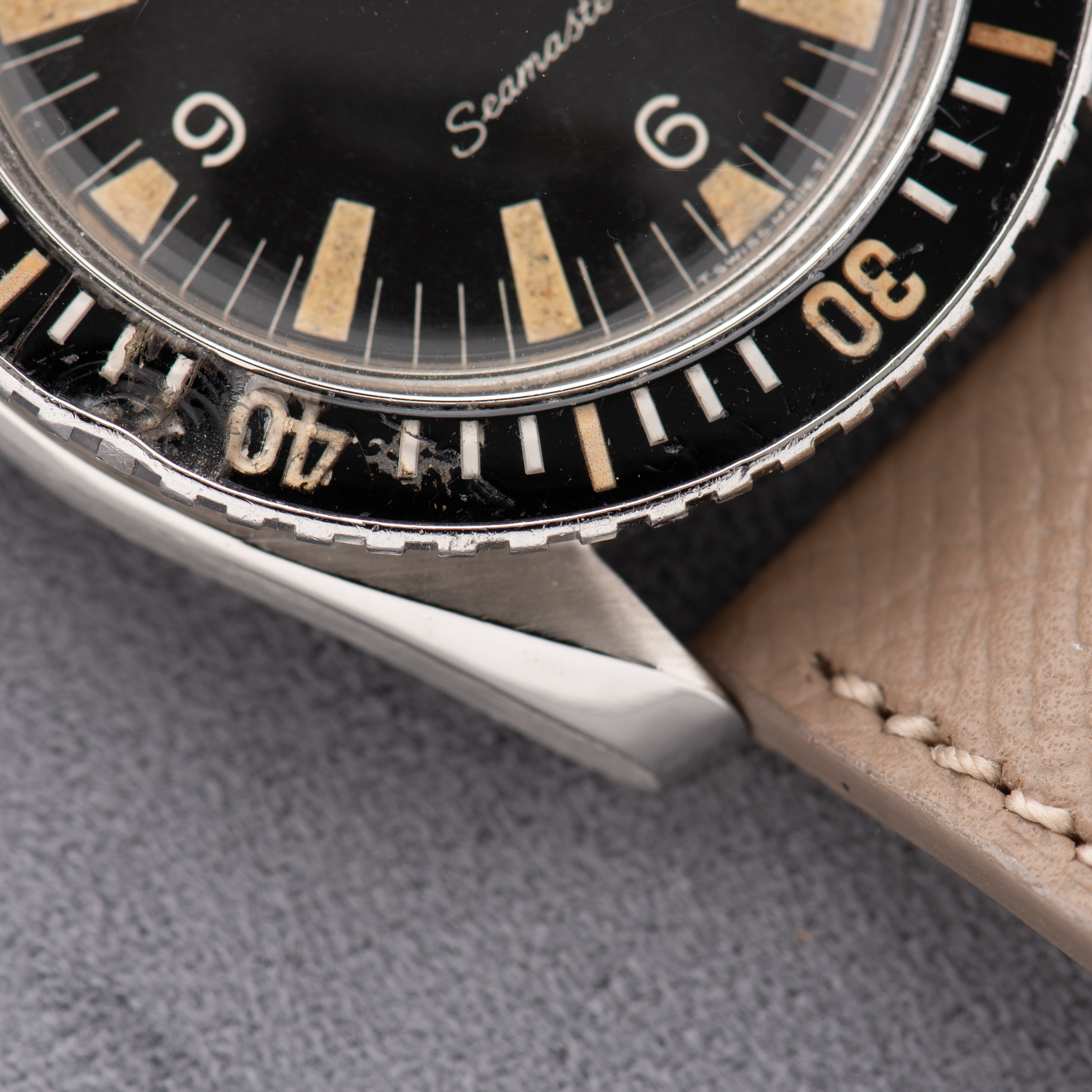 Vue de Omega Seamaster 300 Automatic HF Case Réf 165.024 from 1966