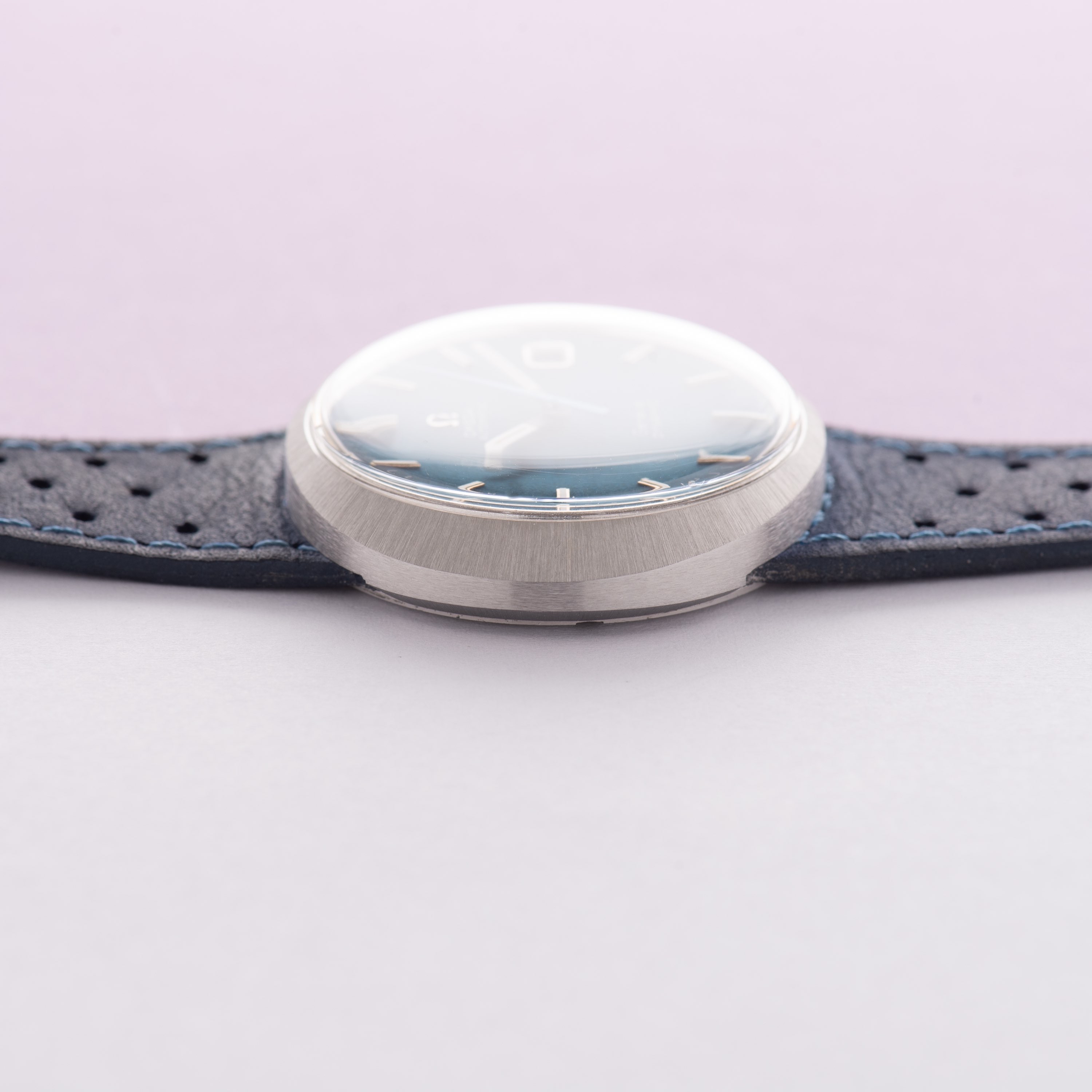 Vue de Omega Genève Dynamic Automatic Blue Dial from 1969 Réf 166.039 cal 565