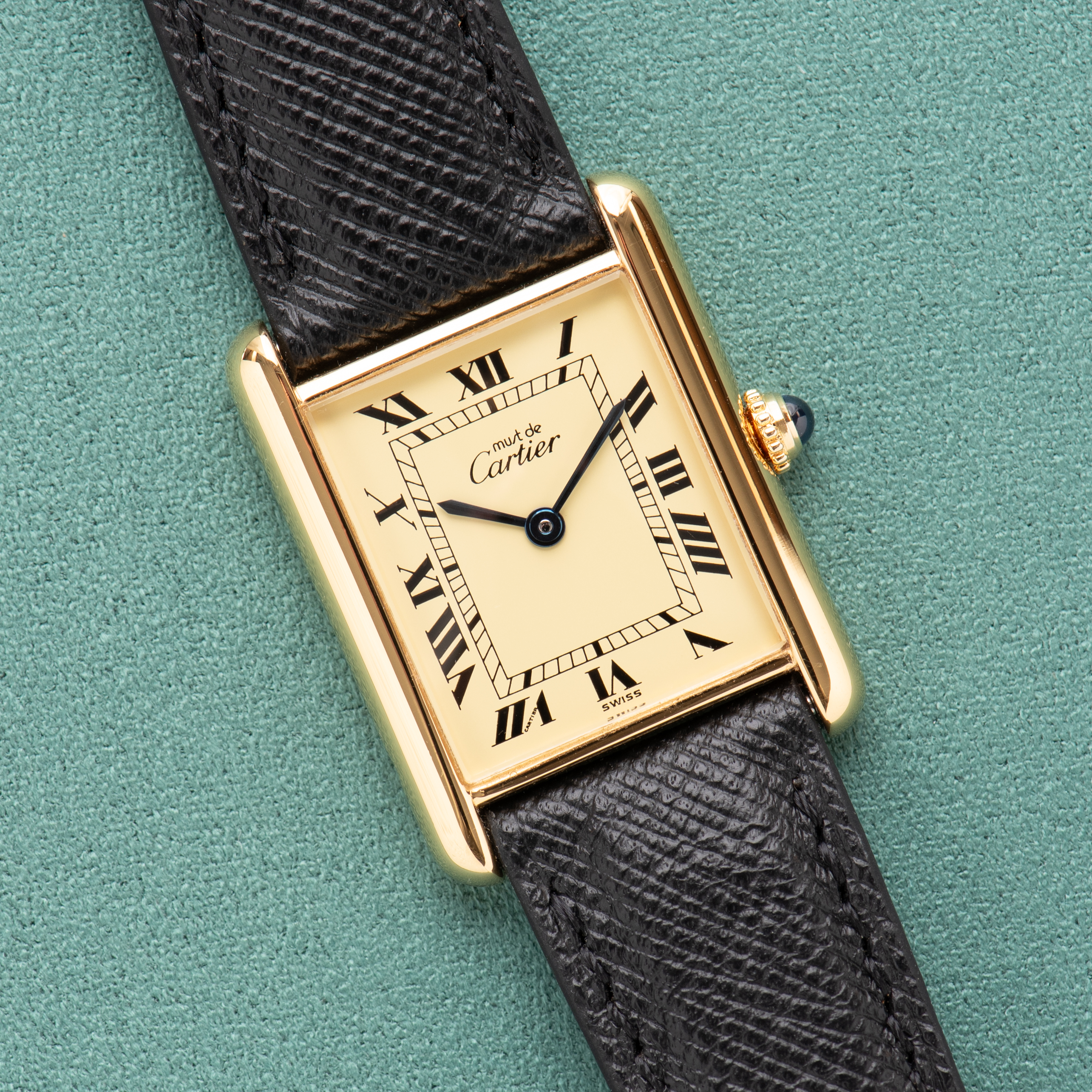 Zicht op Cartier Tank De Must Vermeil GM Lemon Roman dial Ref 590005 vanaf 1980-1990