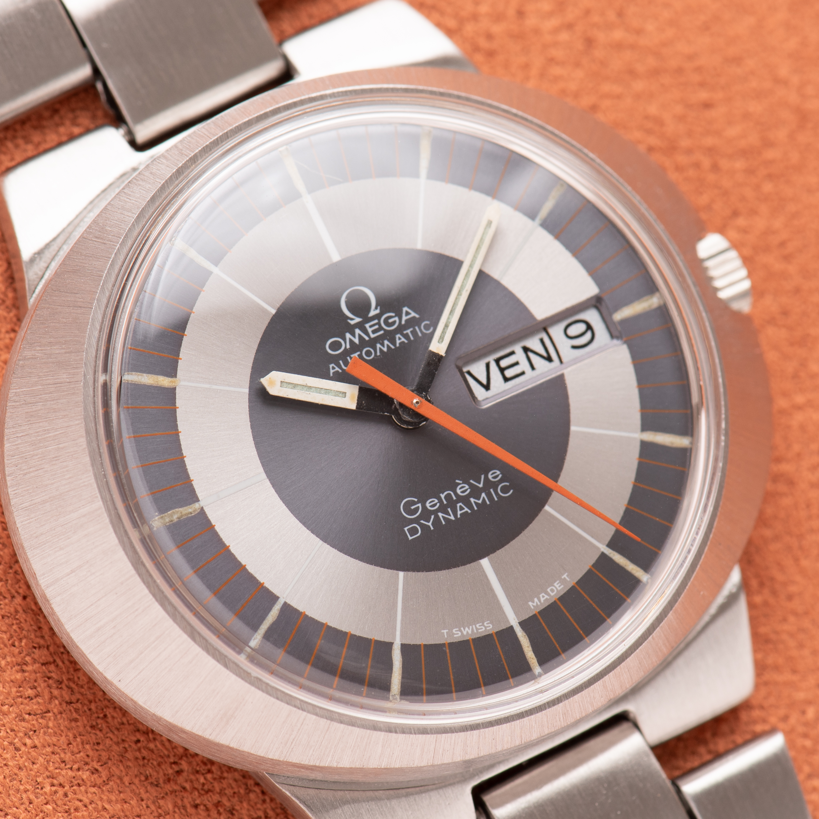 Zicht op Omega Genève Dynamic Automatic Grey Dial uit 1969 Ref 166.039