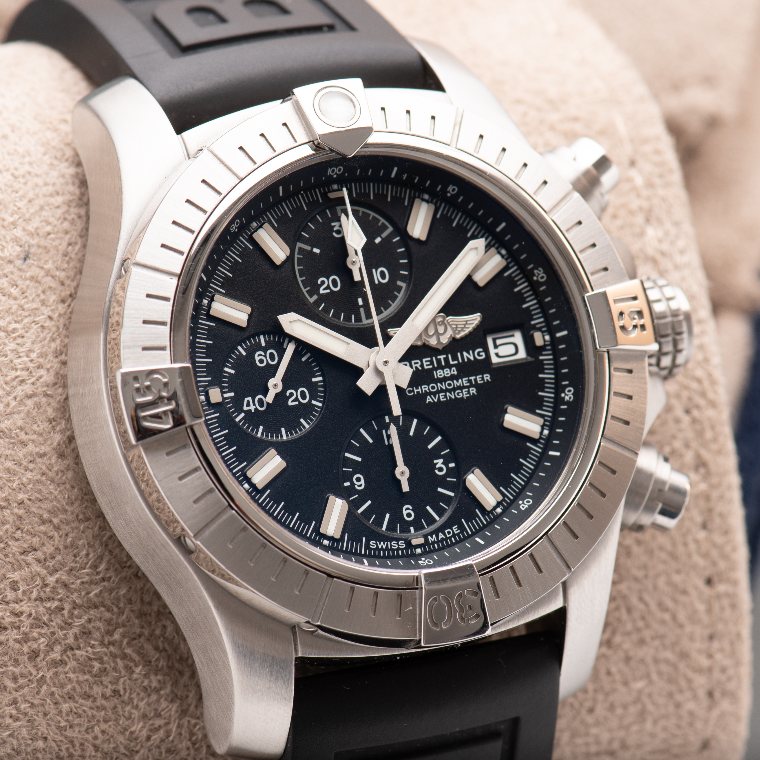 Zicht op Breitling Avenger Chronograph 43mm ref A13385 Volledige Set van 2024