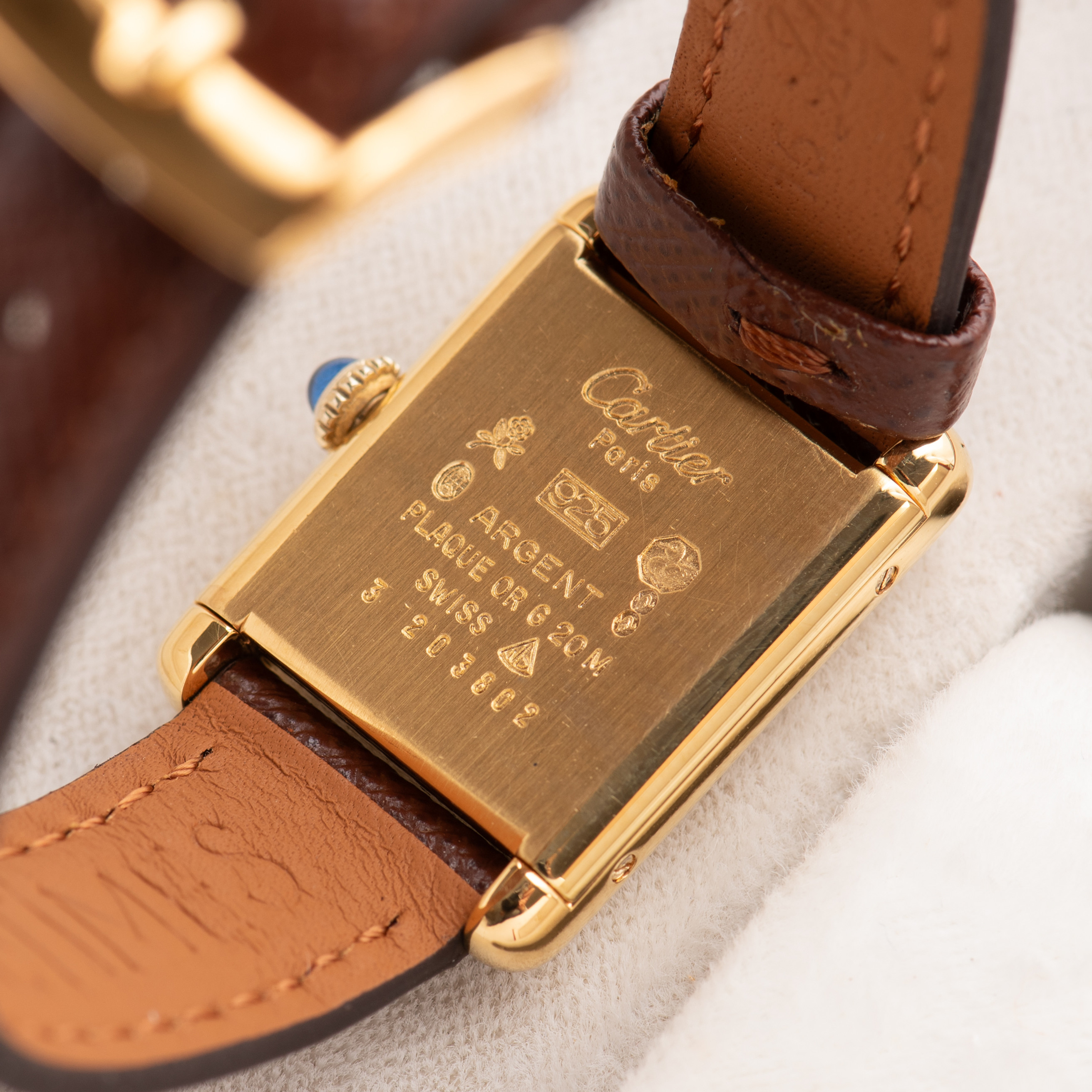 Zicht op Cartier Must by Tank Vermeil PM – Burgundy Dial – Calibre 78-1 – Circa 1980