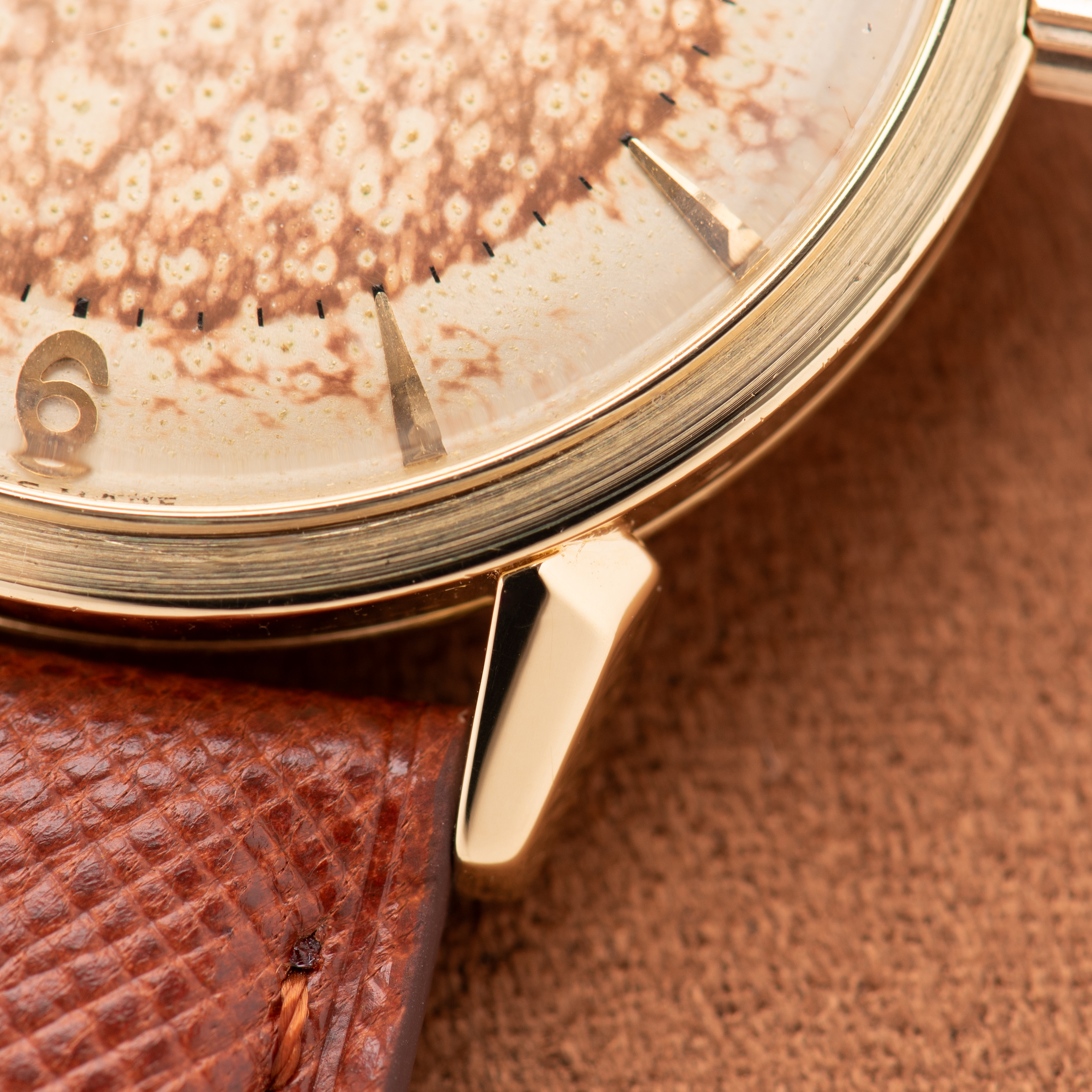 Vue de Omega Automatic Bumper Patina Dial Gold 18K Réf 2710 SC from 1954