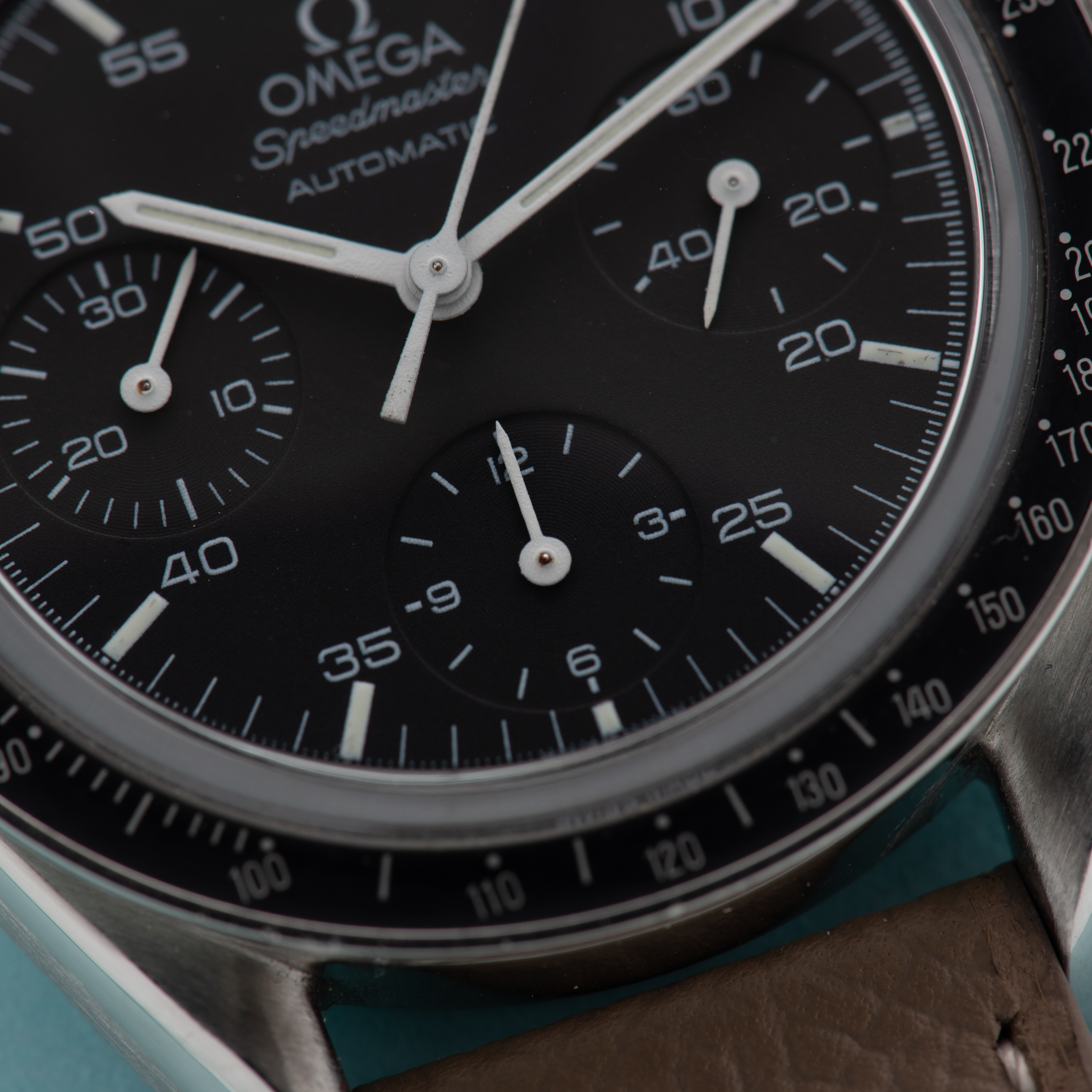 Vue de Oméga Speedmaster Reduced Automatic réf 3539.50.00
