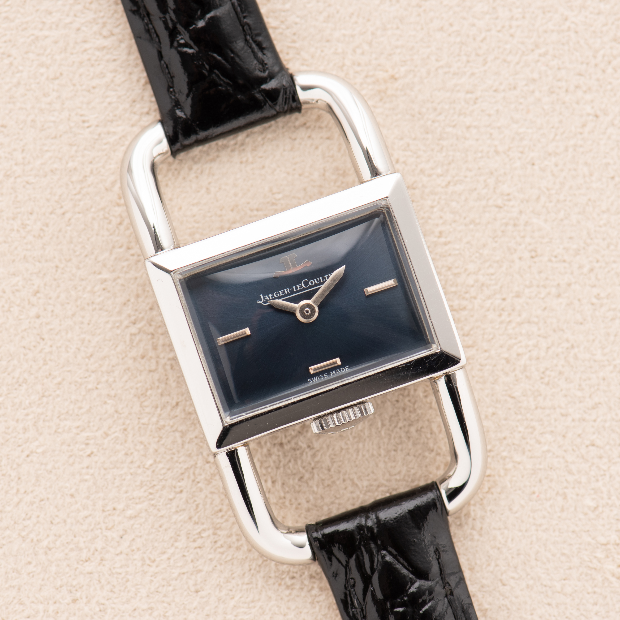Zicht op Jaeger-LeCoultre Etrier Lucchetto for Hermès Blue Dial Réf 1670.42