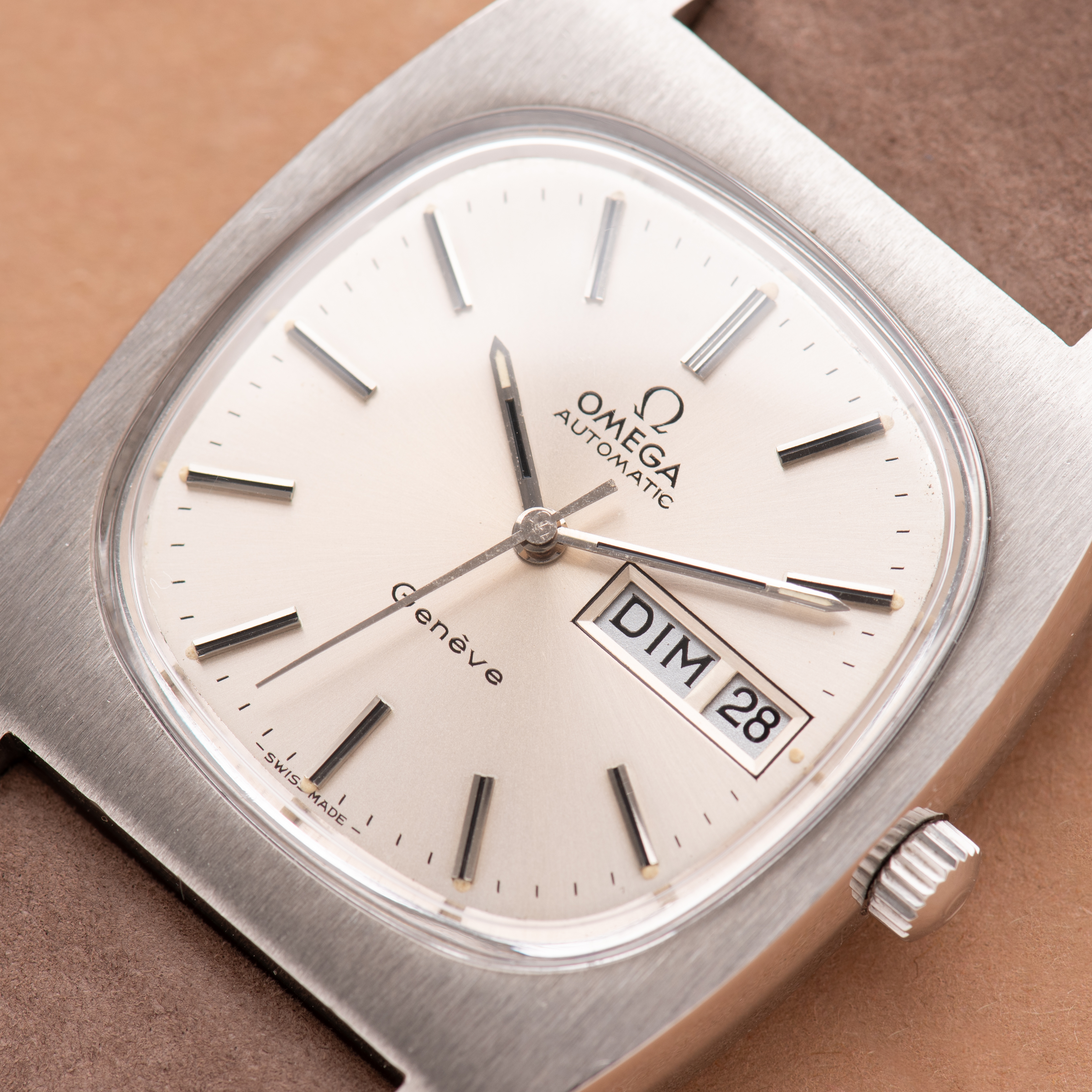 Zicht op Omega Genève Automatic Day Date from 1973 Réf 166.0188