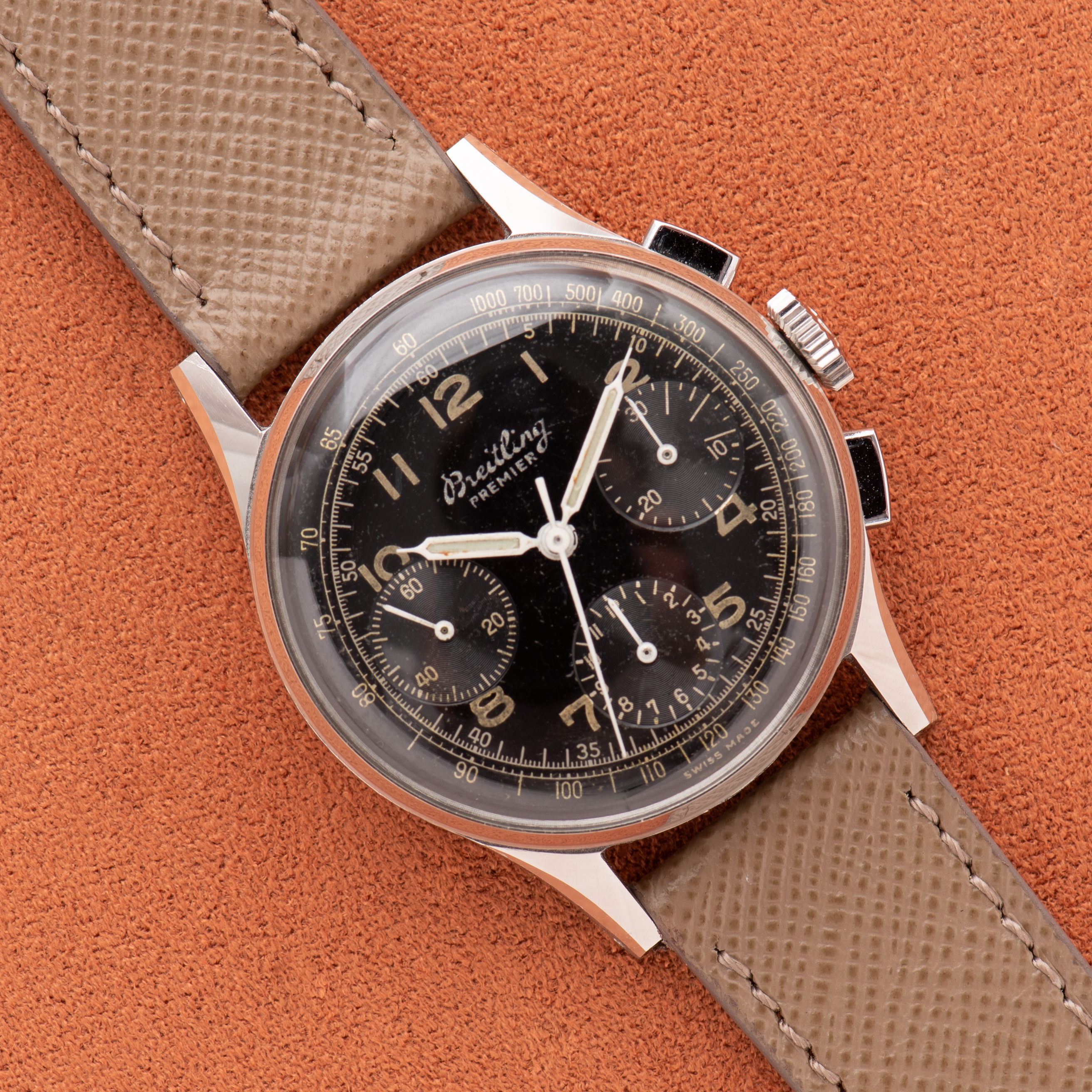 Vue de Breitling Premier Chronograph Unpolished Gilt Black Dial Venus 152 Réf 787