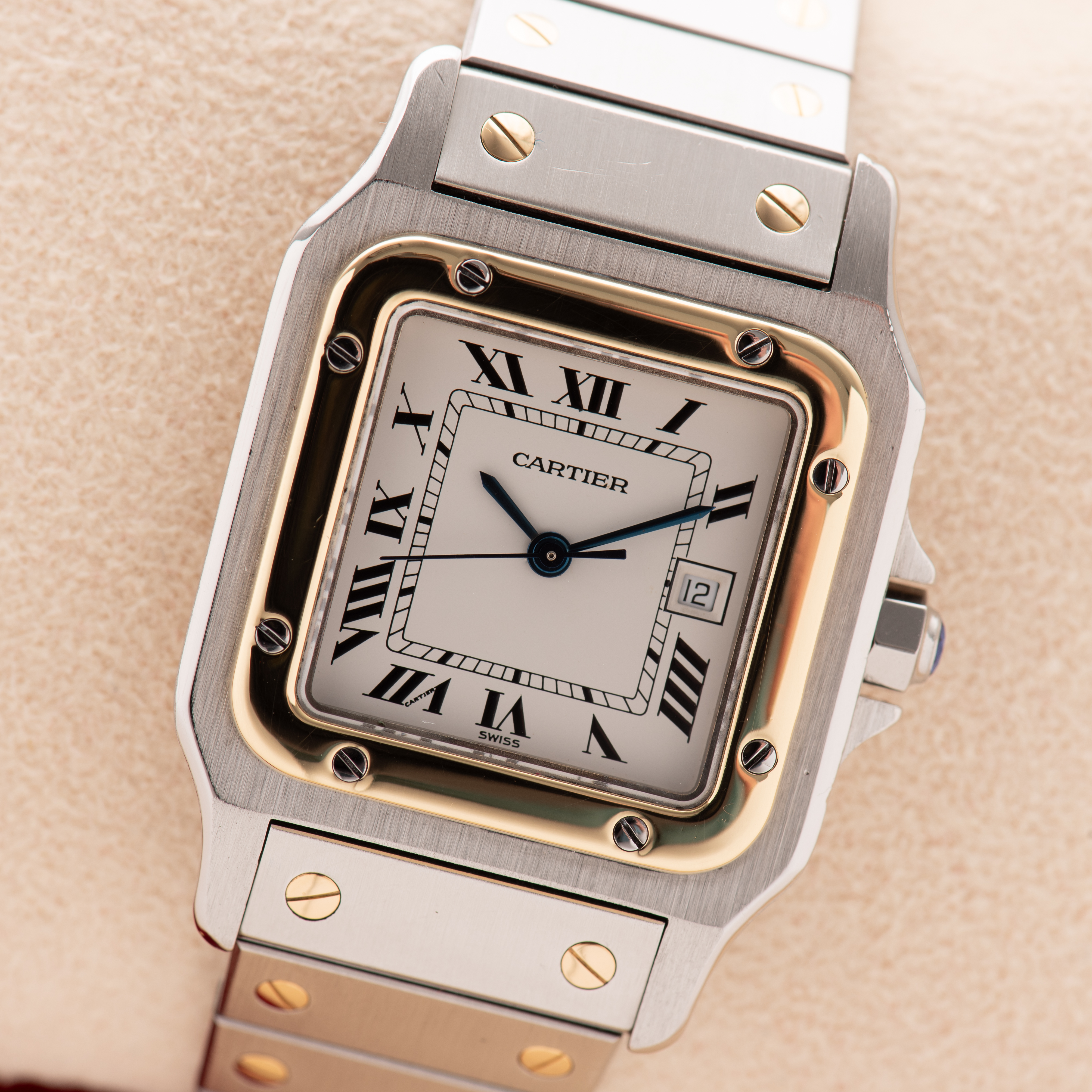 Zicht op Cartier Santos Galbée goud/staal ref 2961 cal 077