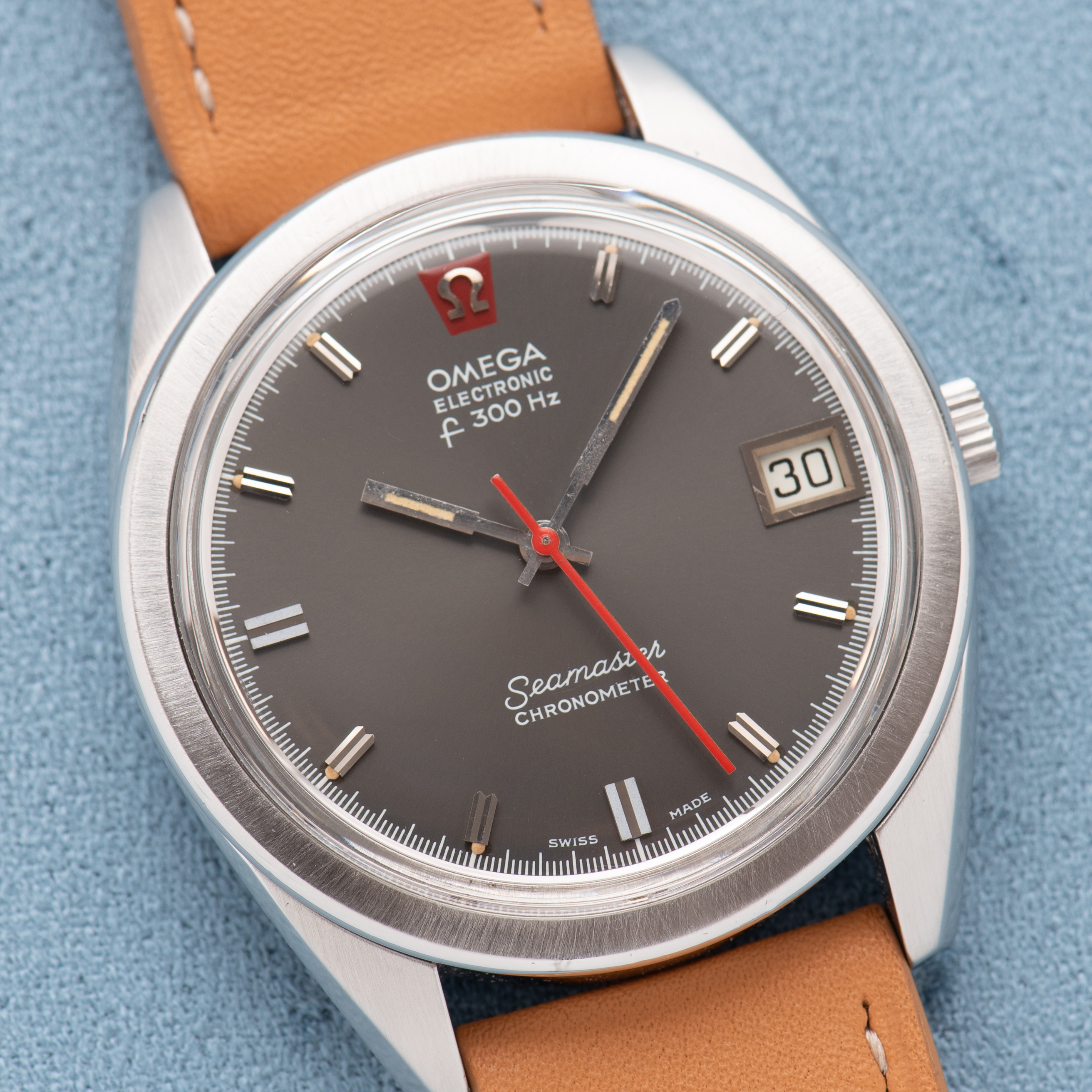 Vue de Omega Electronic Seamaster Chronometer F300 Grey Dial from 1973 Réf 198.001