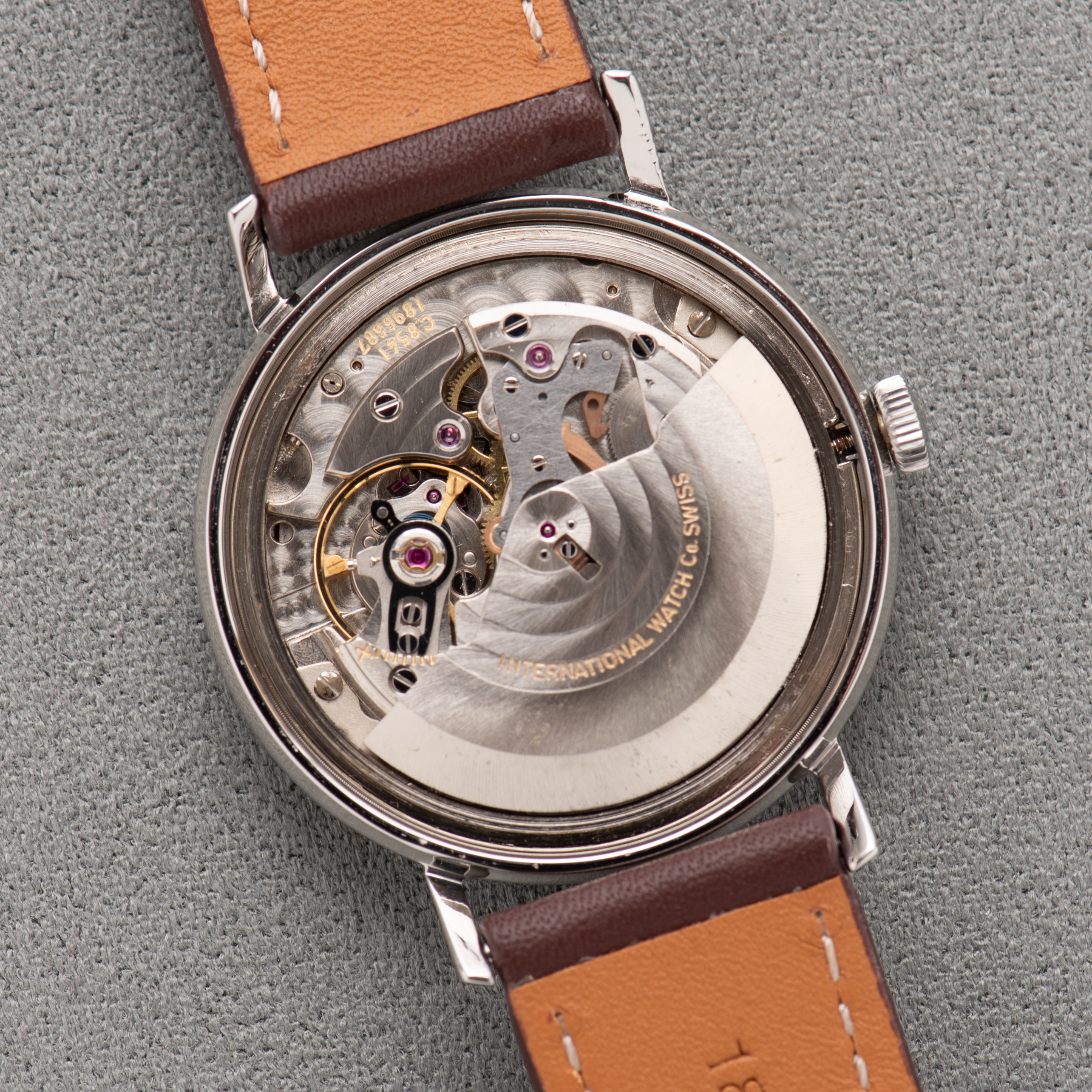 Vue de IWC International Watch Co Schaffhausen Automatic Silver Dial cal 8541 réf R818A