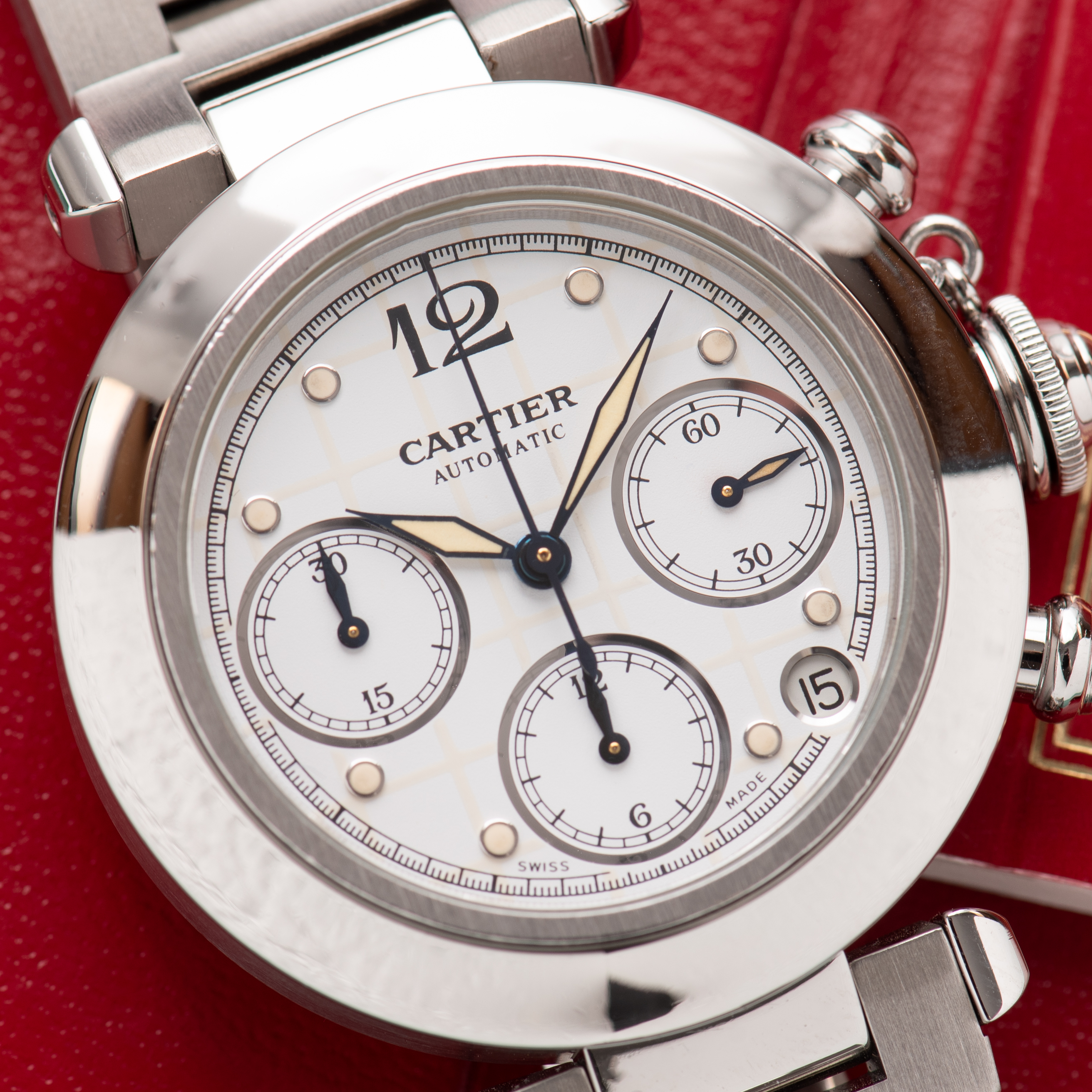 Zicht op Cartier De Pasha Chronograph White/Crème Dial Réf 2412