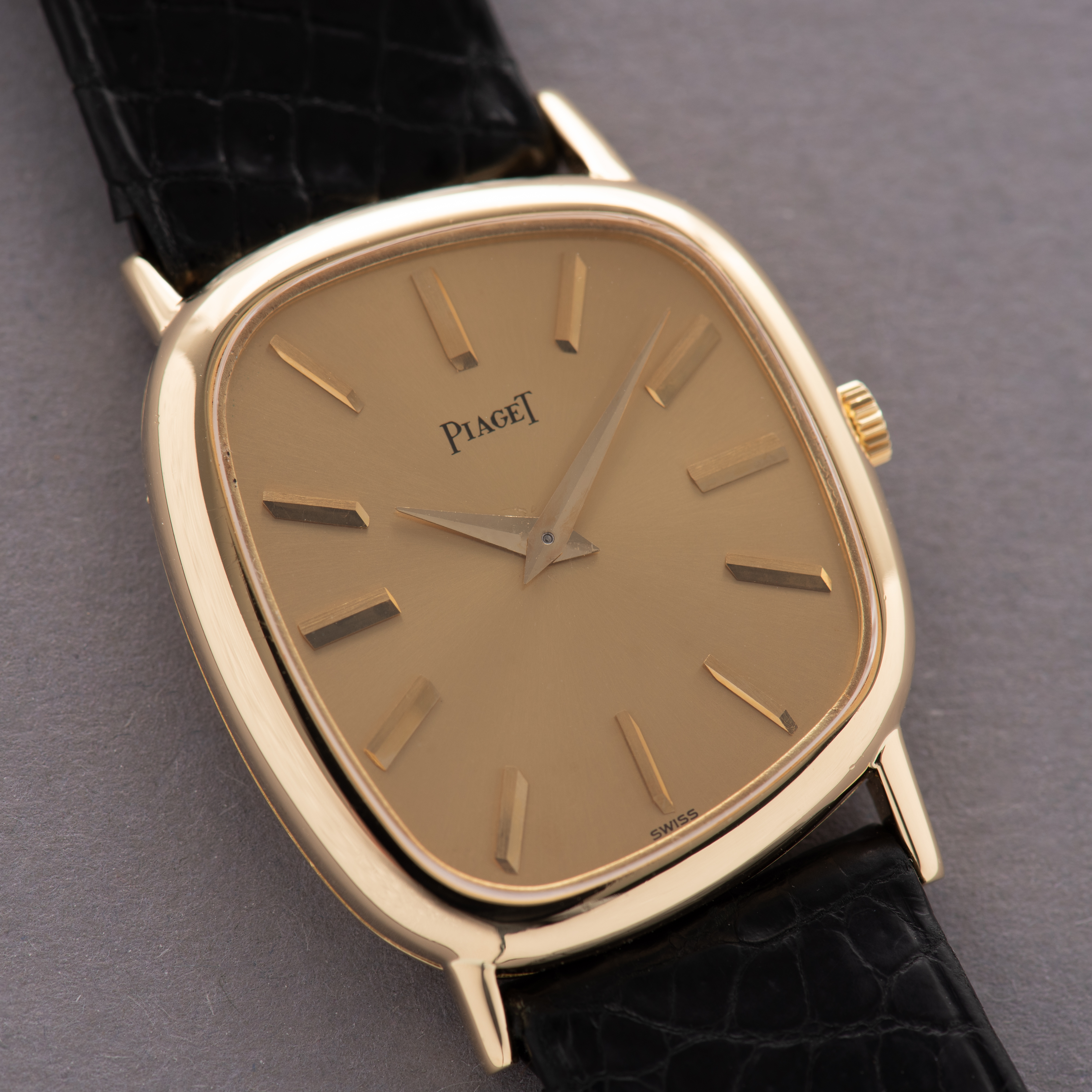 Vue de Piaget "asymétrique" gold 18K réf 9467 cal 9P