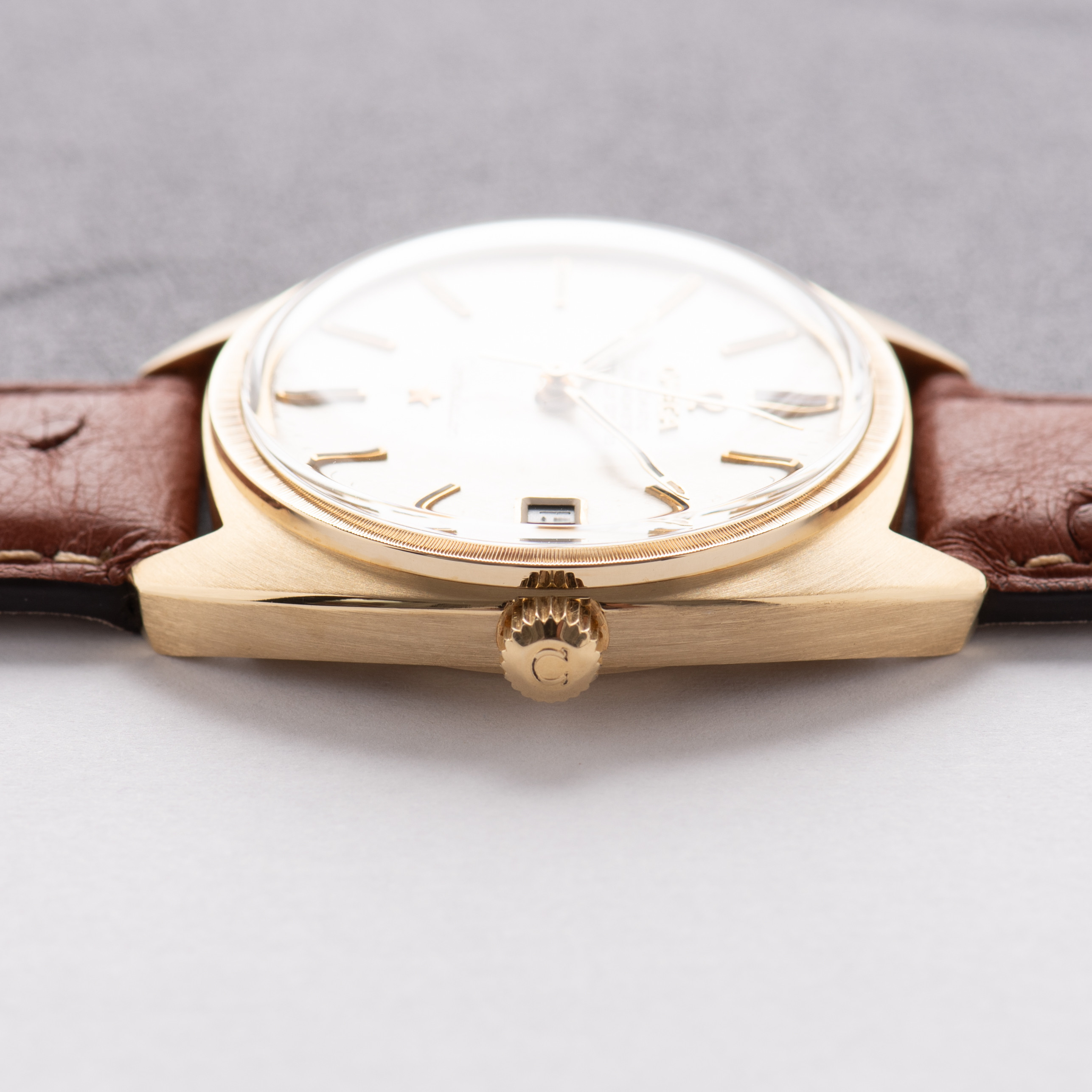 Vue de Omega Automatique Constellation C shape "Linen Dial" 18K — Réf 168.009/017—1969