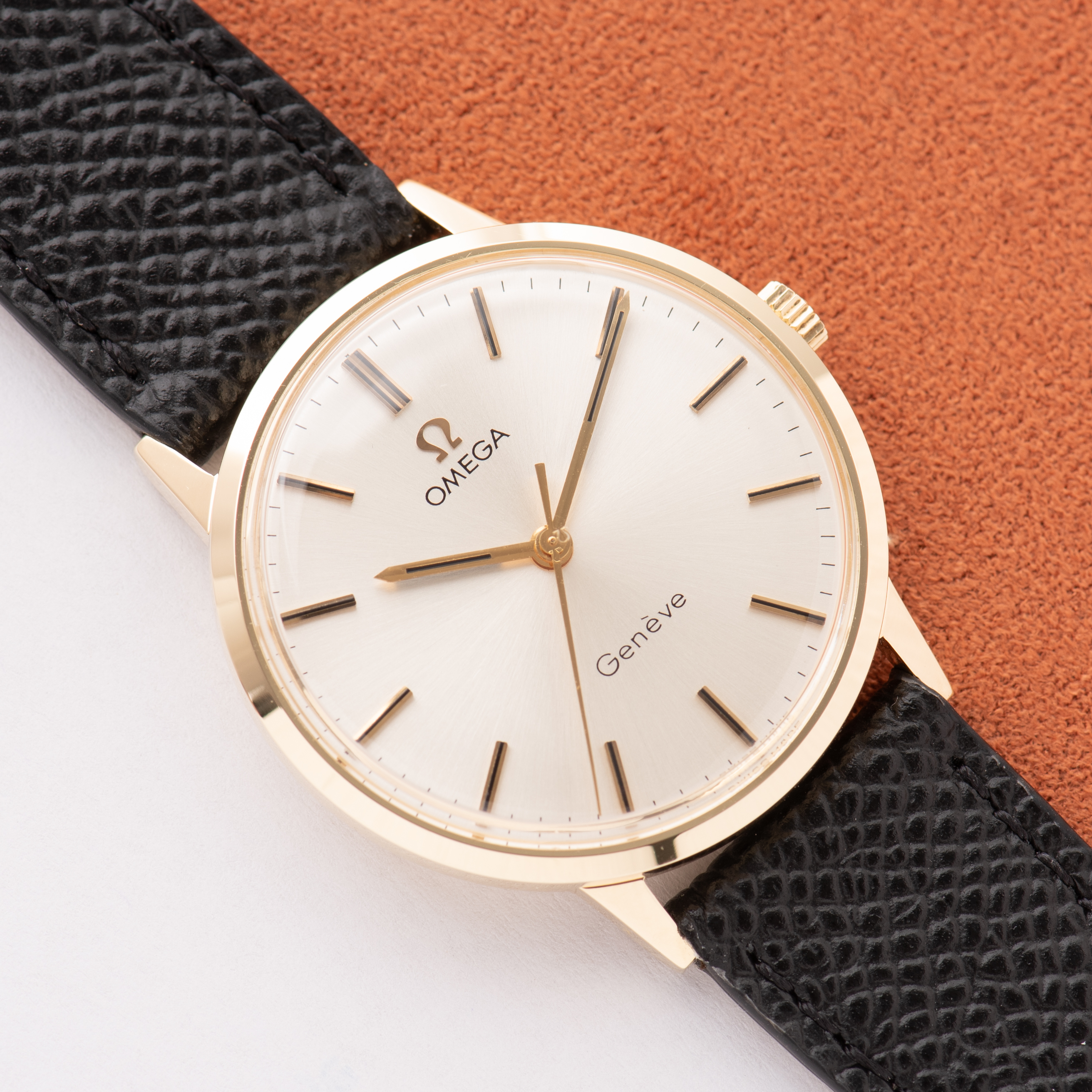 Vue de Omega Genève Dress Watch 14K Yellow Gold from 1969 Réf 131.041