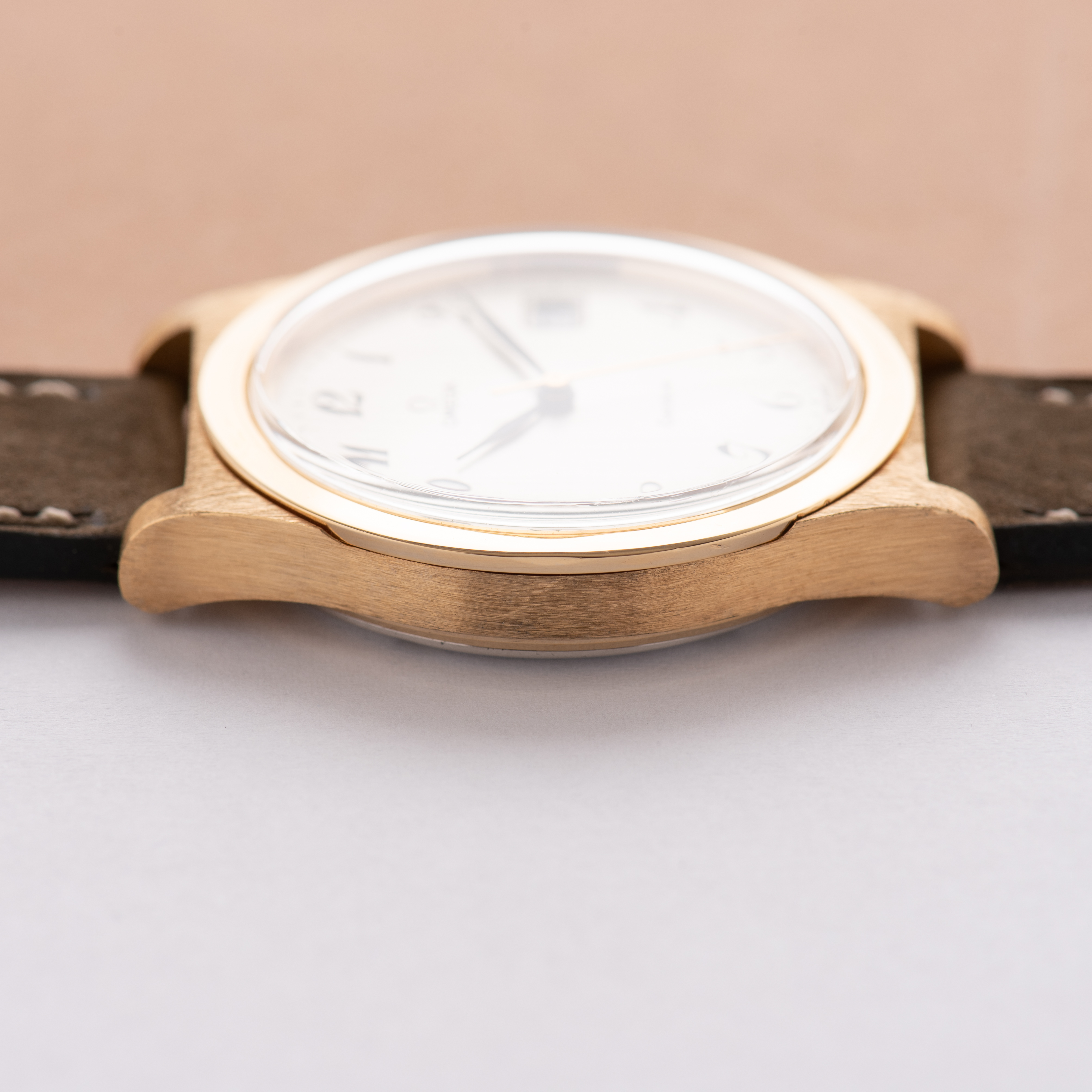 Vue de Omega Genève Mécanique Date Breguet Dial Réf 166.0102 from 1974