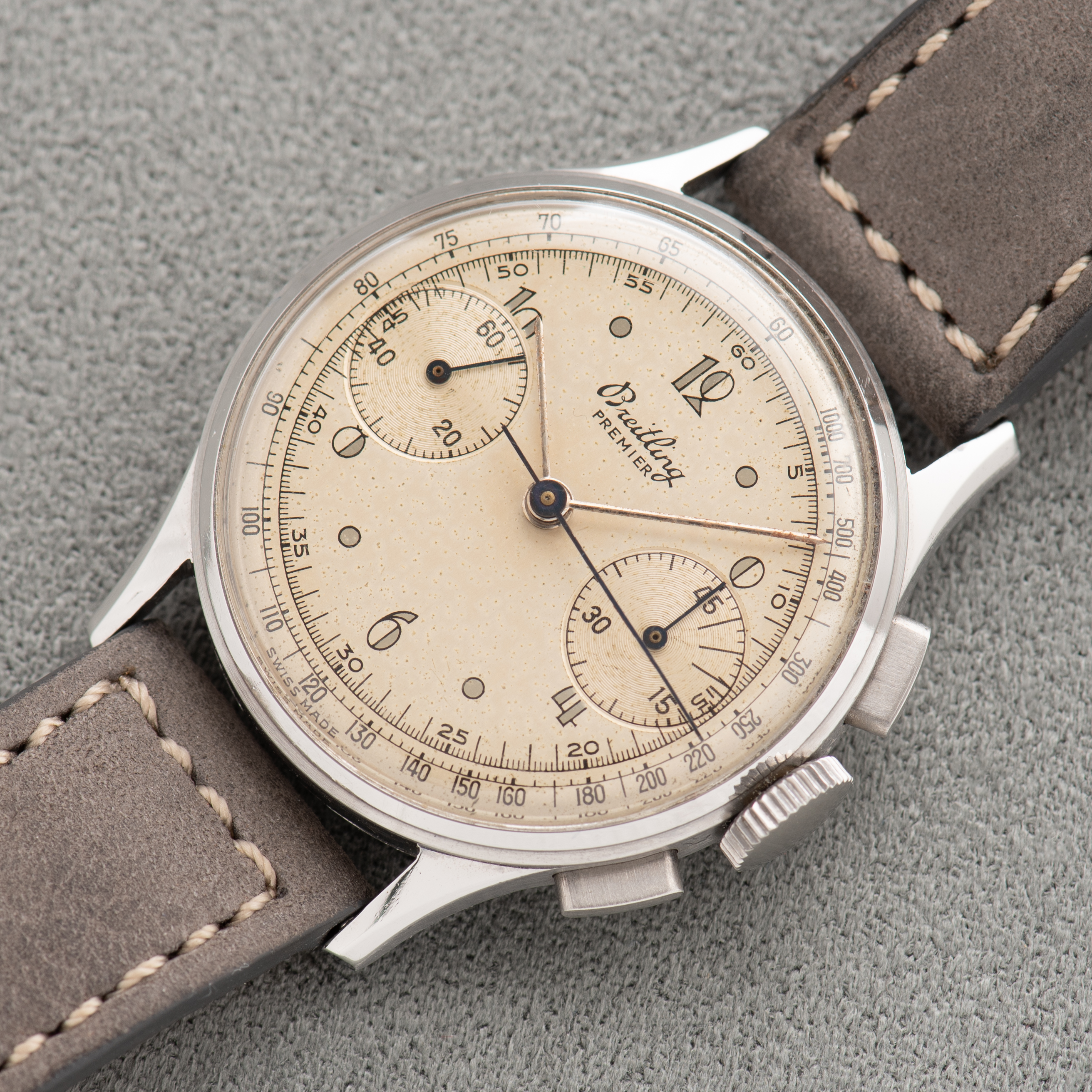 Vue de Breitling Premier Chronograph Unpolished Crème Dial Venus 150 Réf 789 from 1950