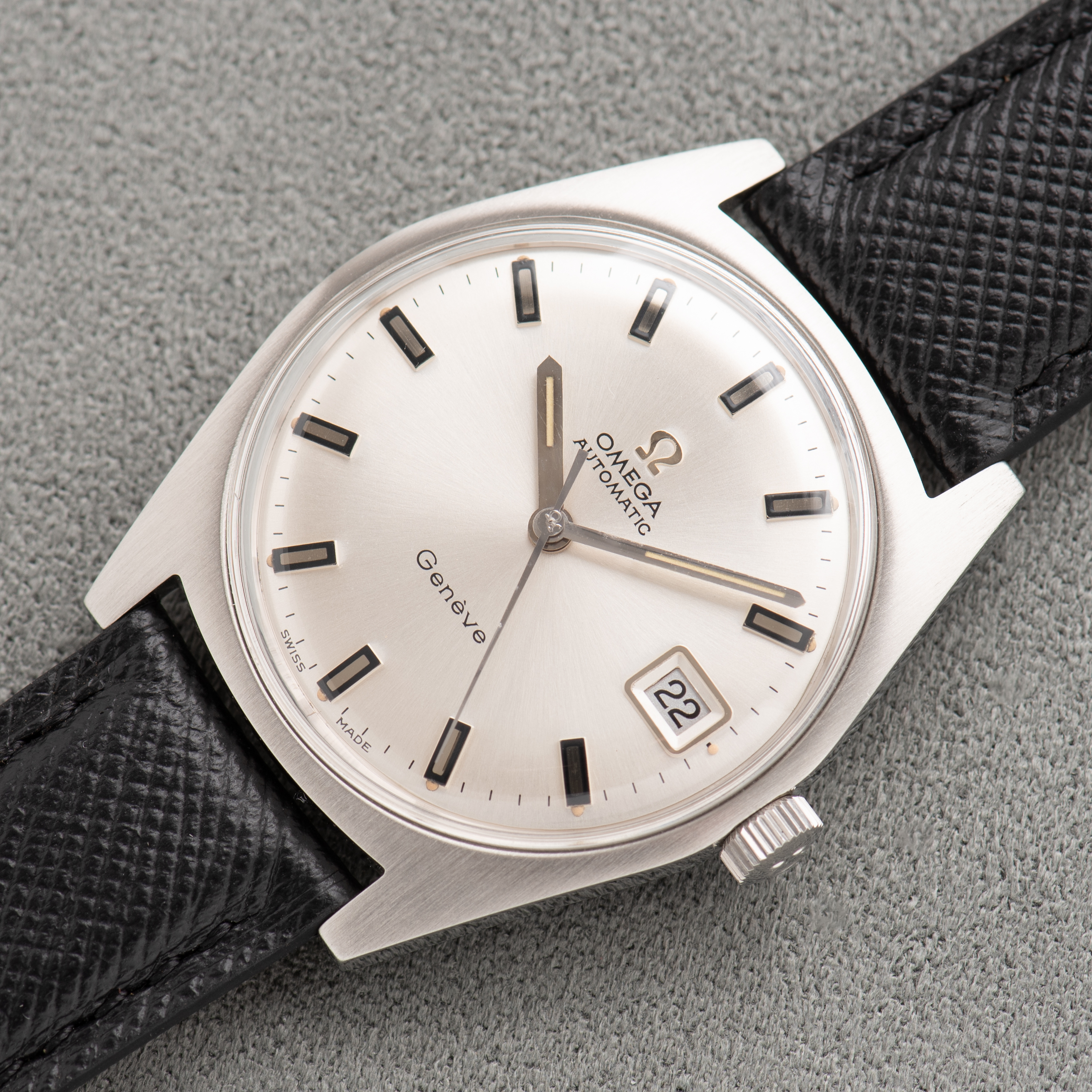 Zicht op Omega Automatic Genève Silver Dial/Steel Index réf 166.041 from 1969