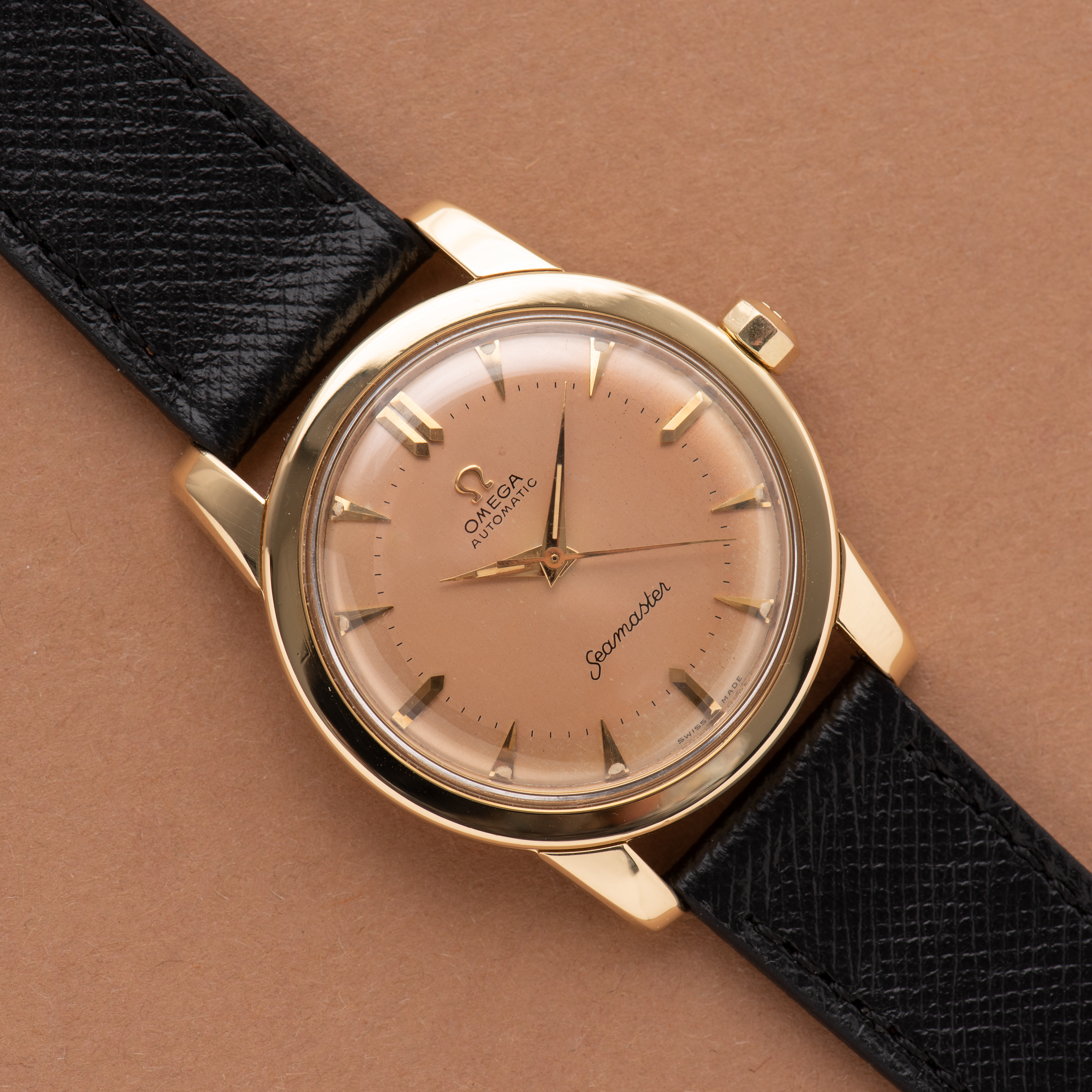 View of Omega Seamaster Automatic Bumper Beefy Lugs Gold 18K from 1952 Réf 2577-2520