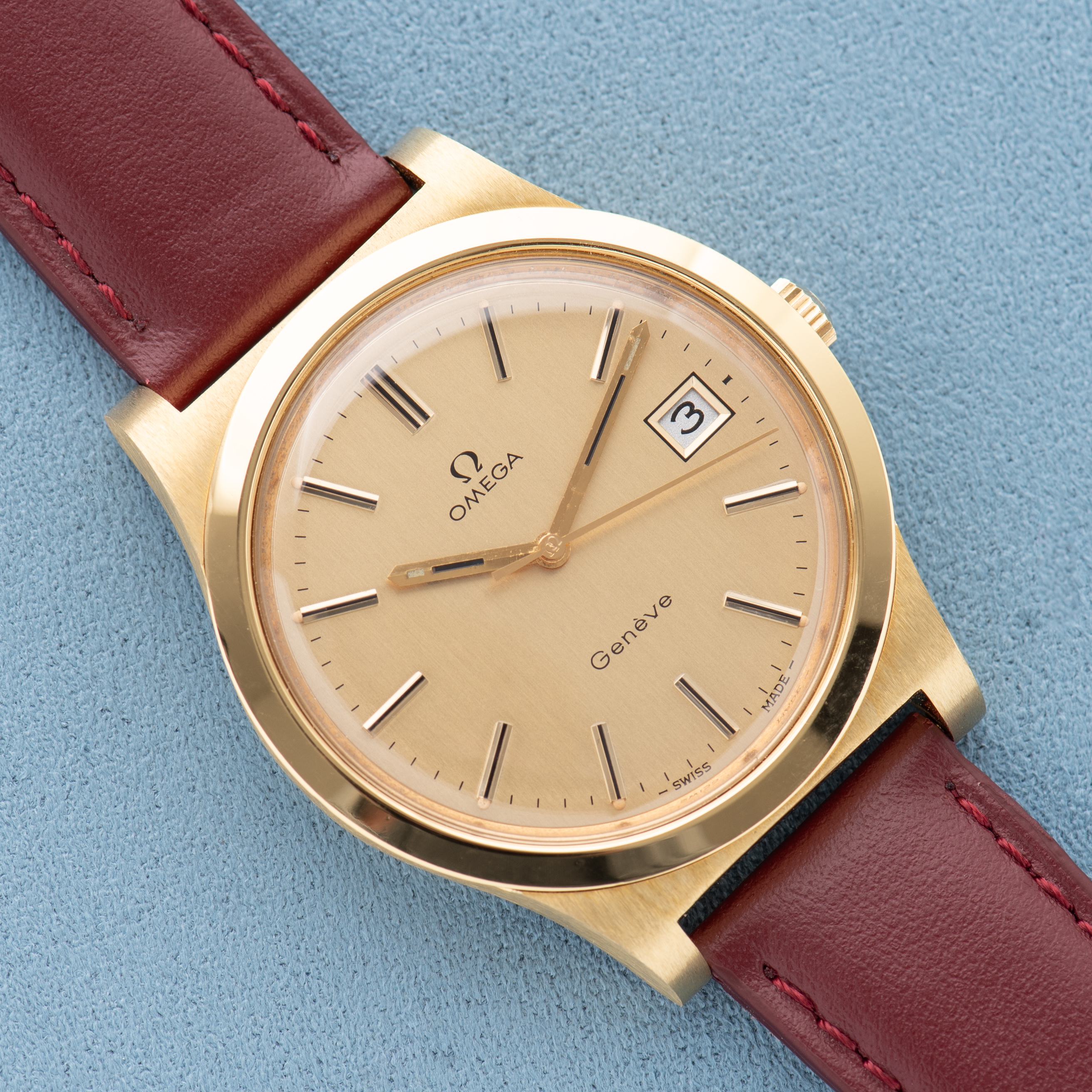 View of Omega Genève Mécanique Gold dial Réf 136.0102 from 1974