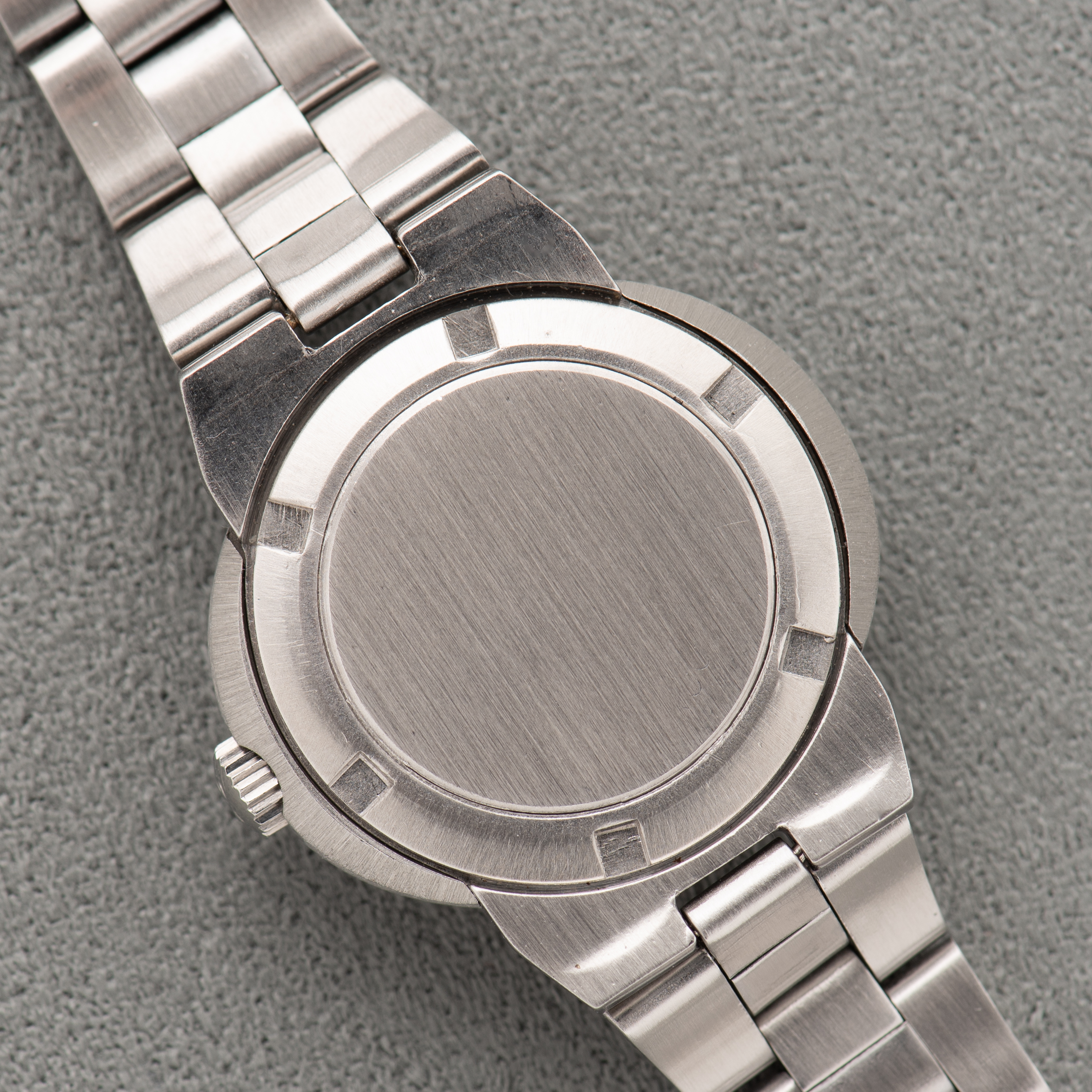 Zicht op Omega Automatic Genève Dynamic Date Green dial Réf 566.015 from 1969 Woman watch