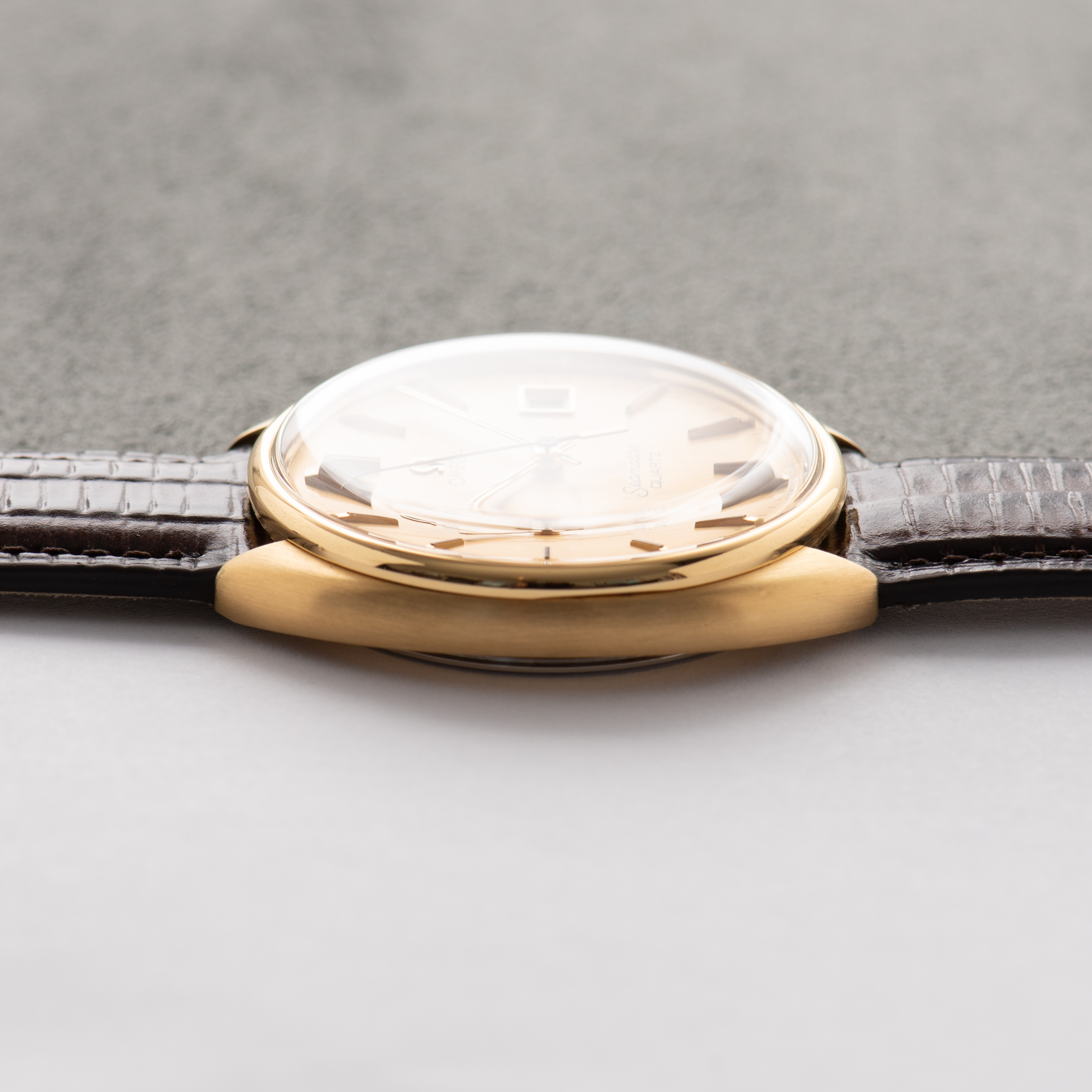 Vue de Omega Quartz Seamaster Date Gold Dial réf 196.0078 cal 1342 from 1979