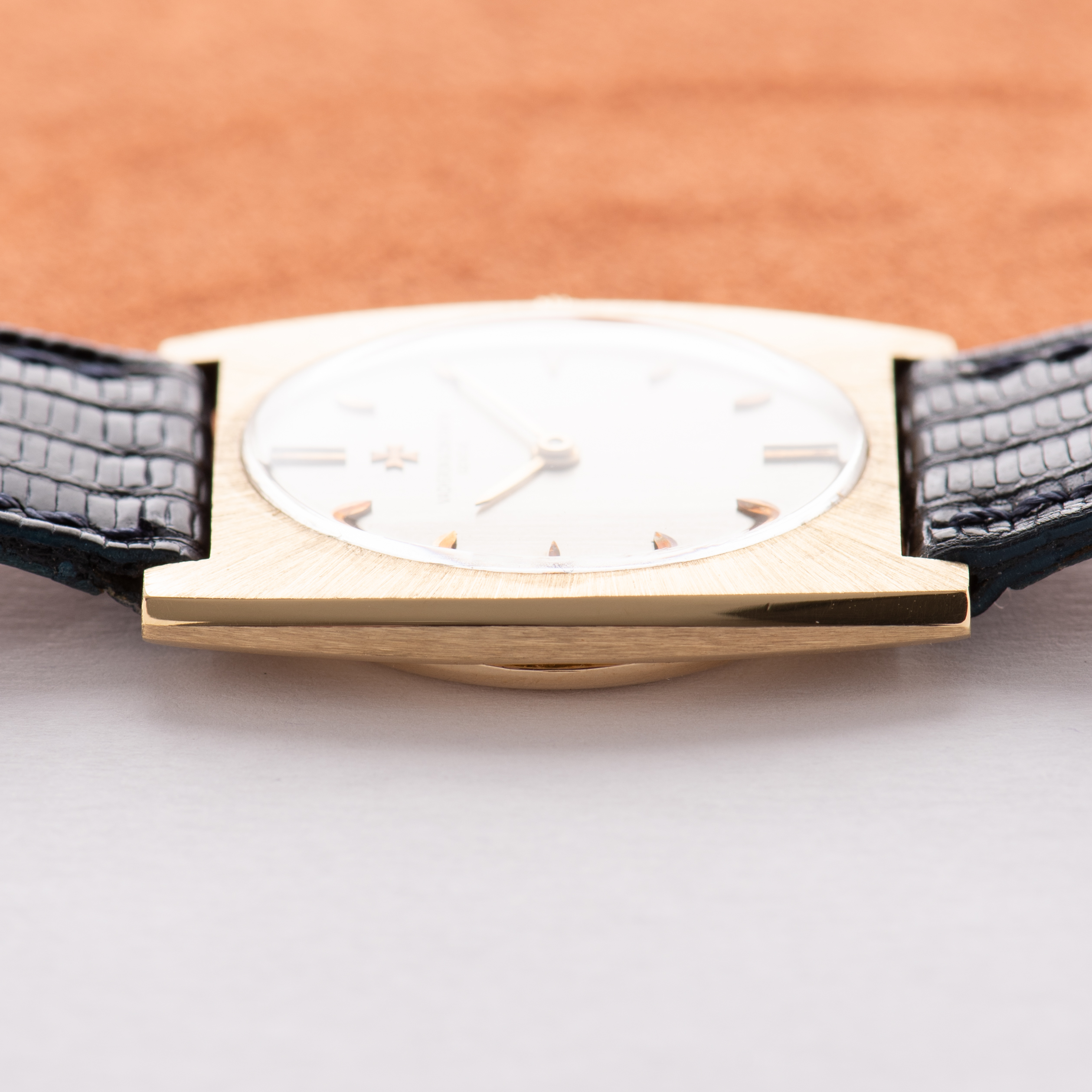 Vue de Vacheron Constantin Genève Tonneau Gold 18k Réf 7460 from 60'