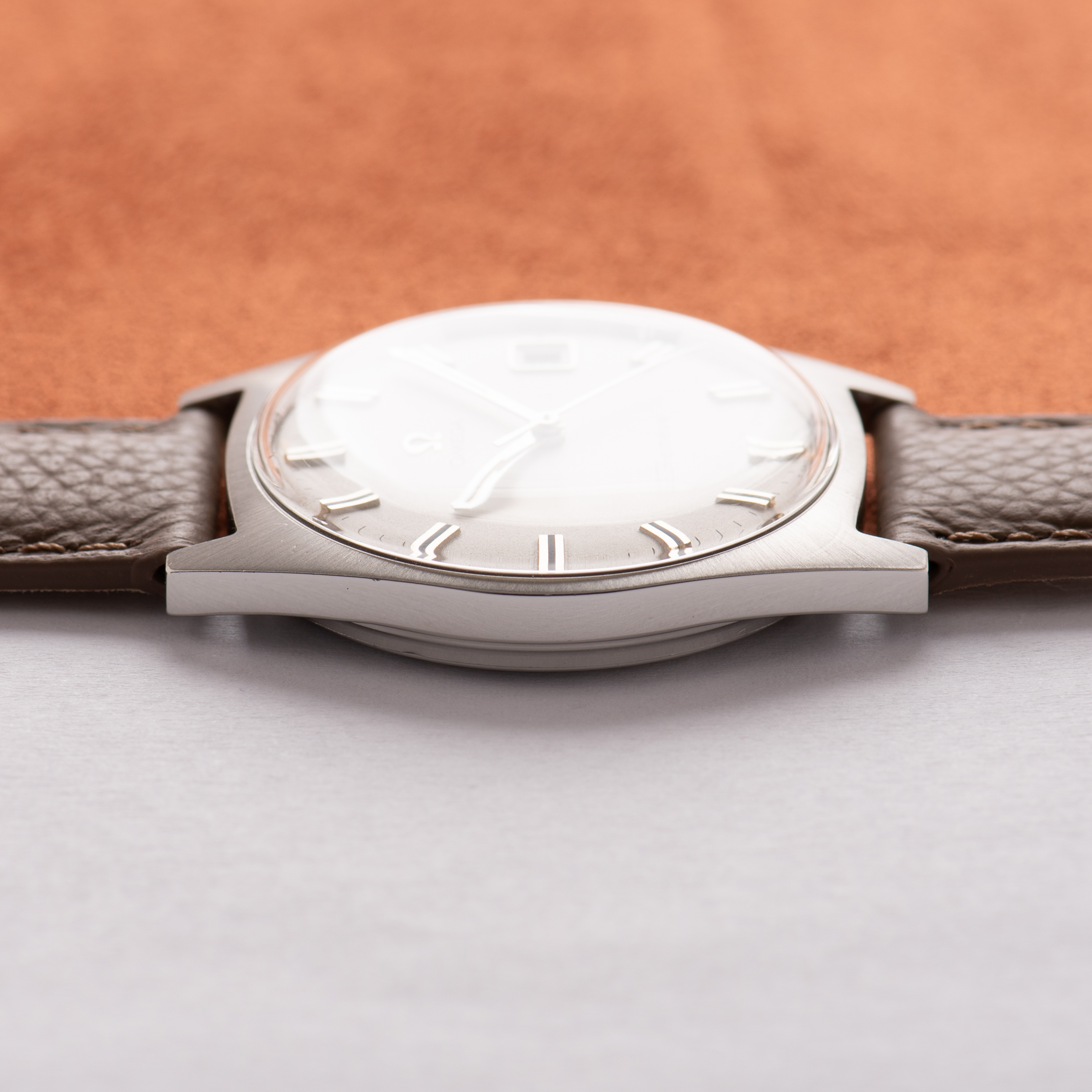 View of Omega Genève Creme Dial mécanique réf 136.041 from 1968