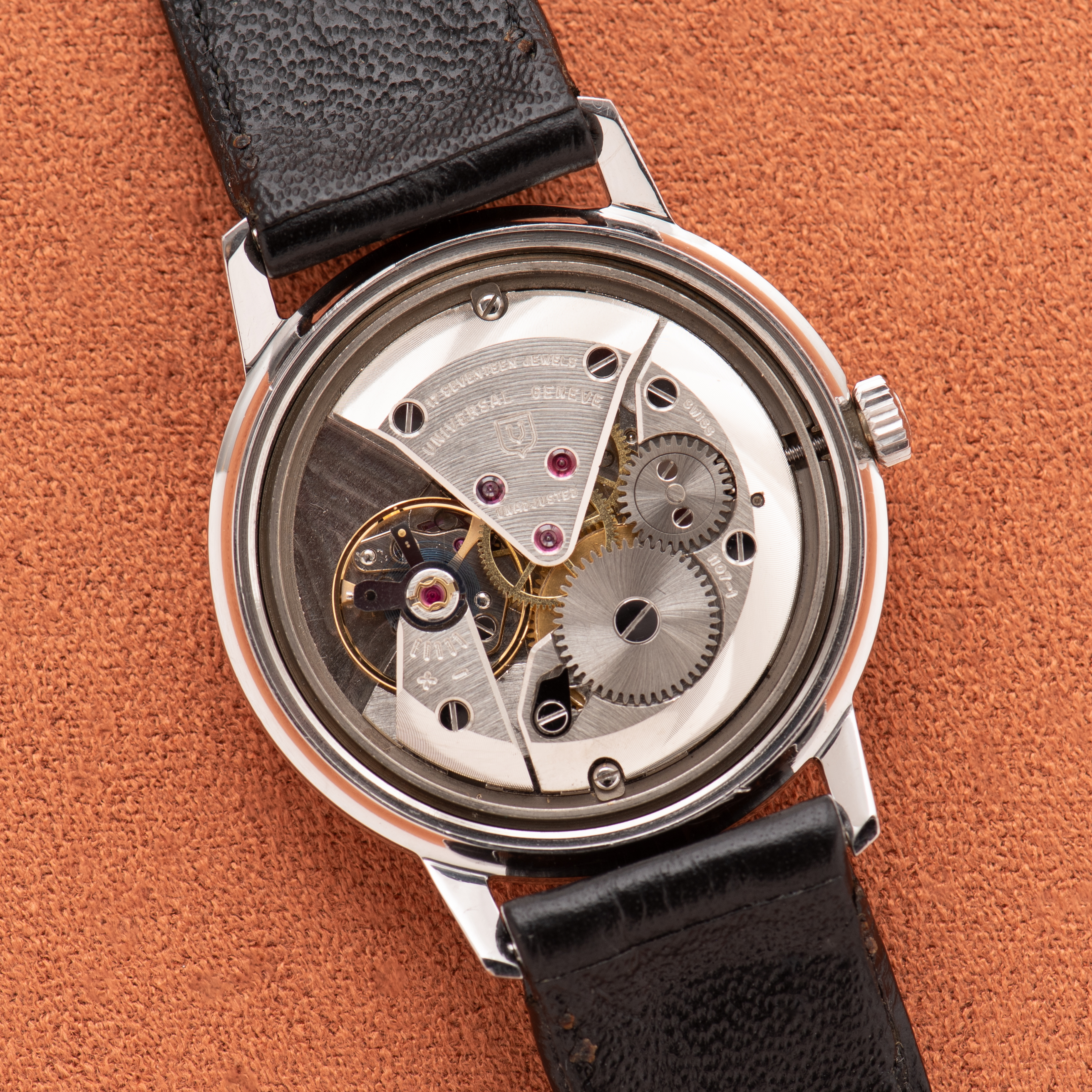 Vue de Universal Geneve Mécanique Date Silver Dial NOS réf 857100/02