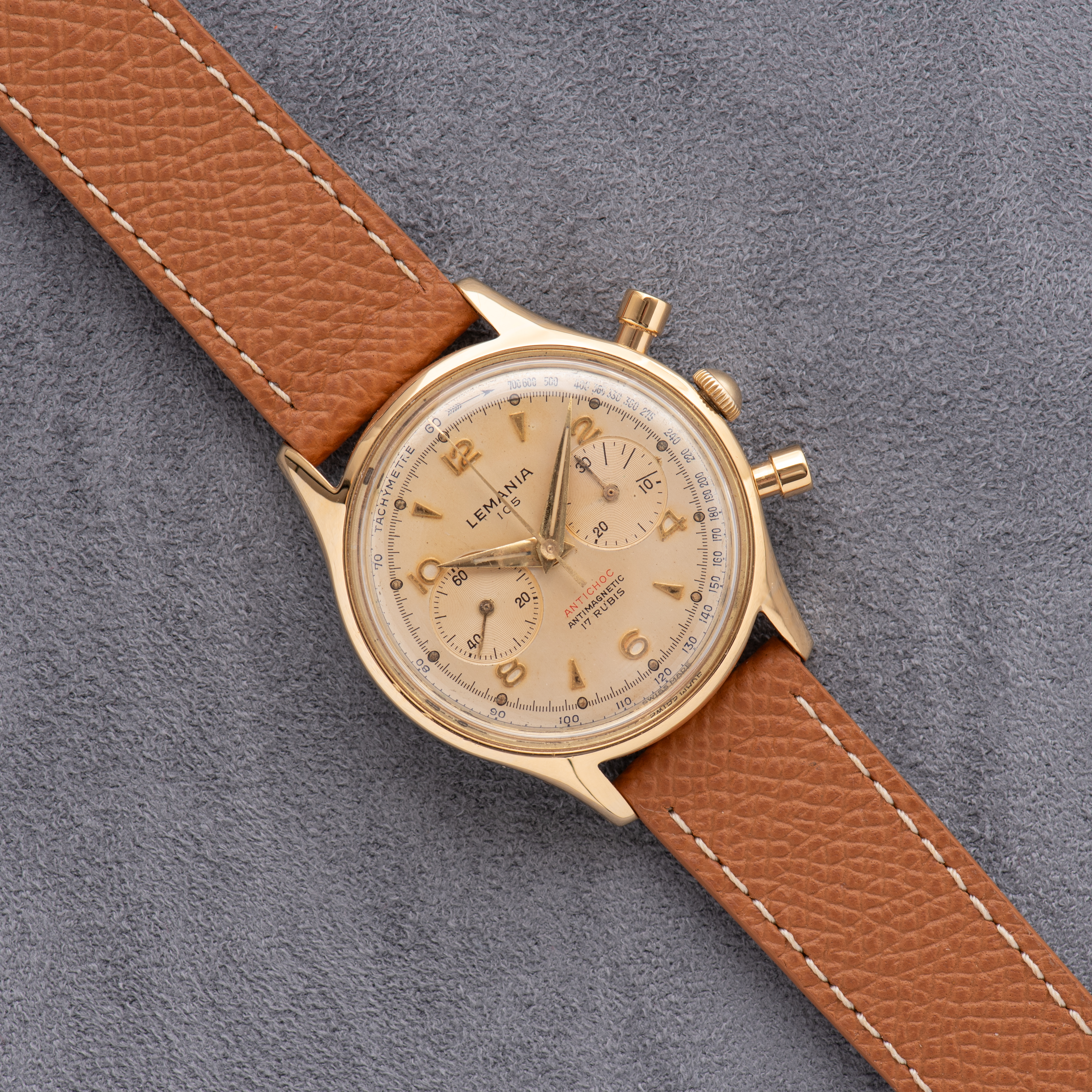 Zicht op Lemania 105 Antishock Antimagnetische Chronograaf Lemania 1275 uit 1960"