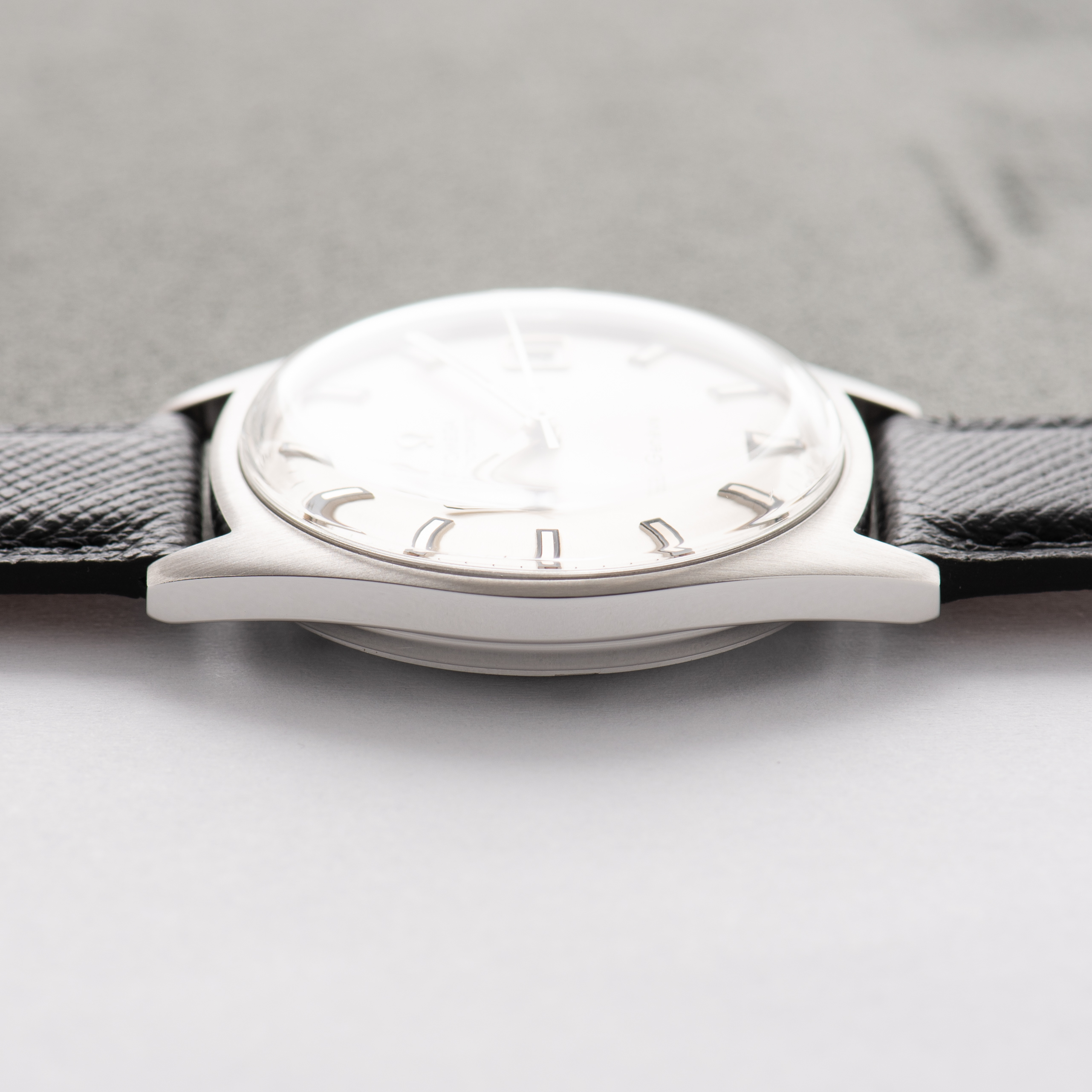 Zicht op Omega Automatic Genève Silver Dial/Steel Index réf 166.041 from 1969