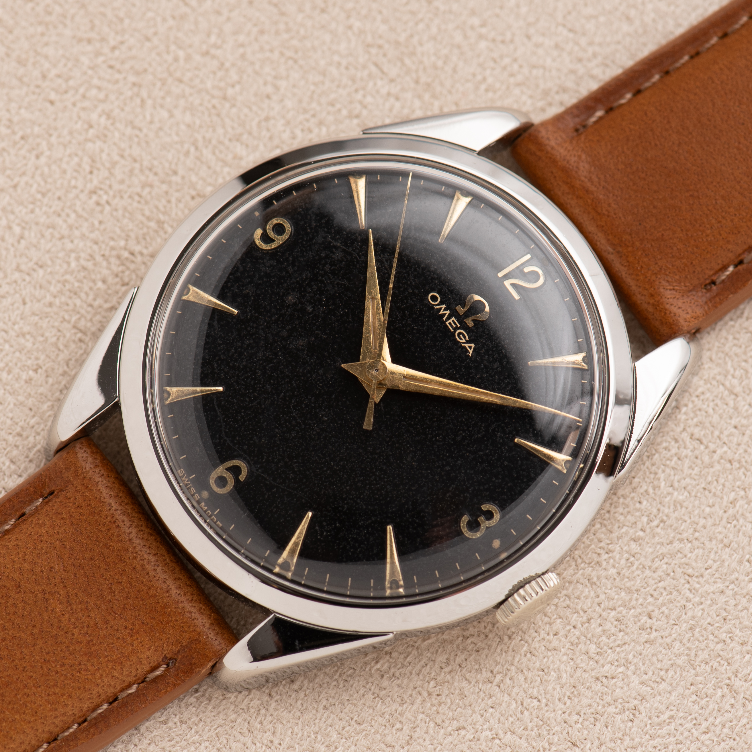 Zicht op Omega Second Center Patina Black Dial ref 2910-2 SC uit 1956