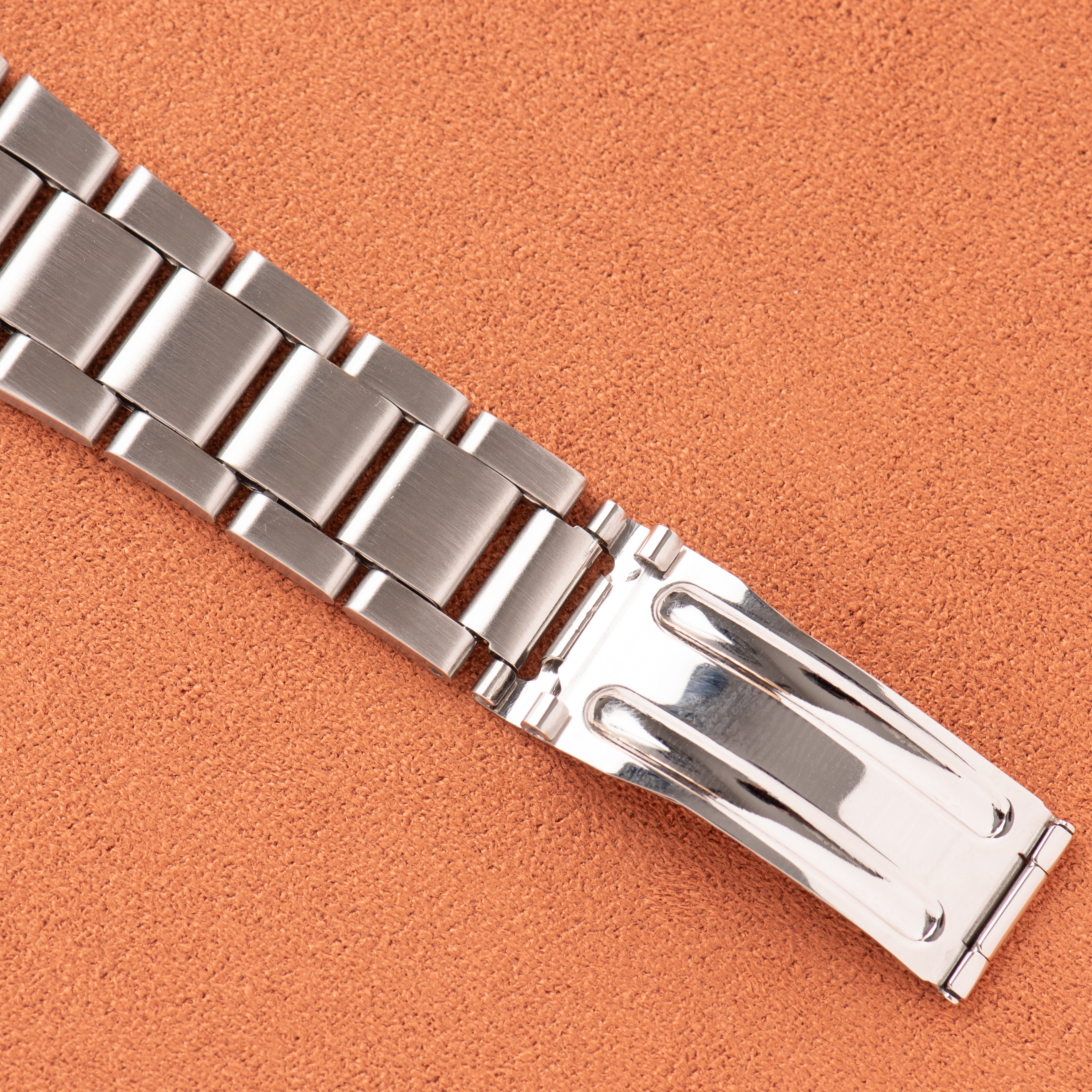 Zicht op Omega Genève Dynamic Automatic Grey Dial uit 1969 Ref 166.039