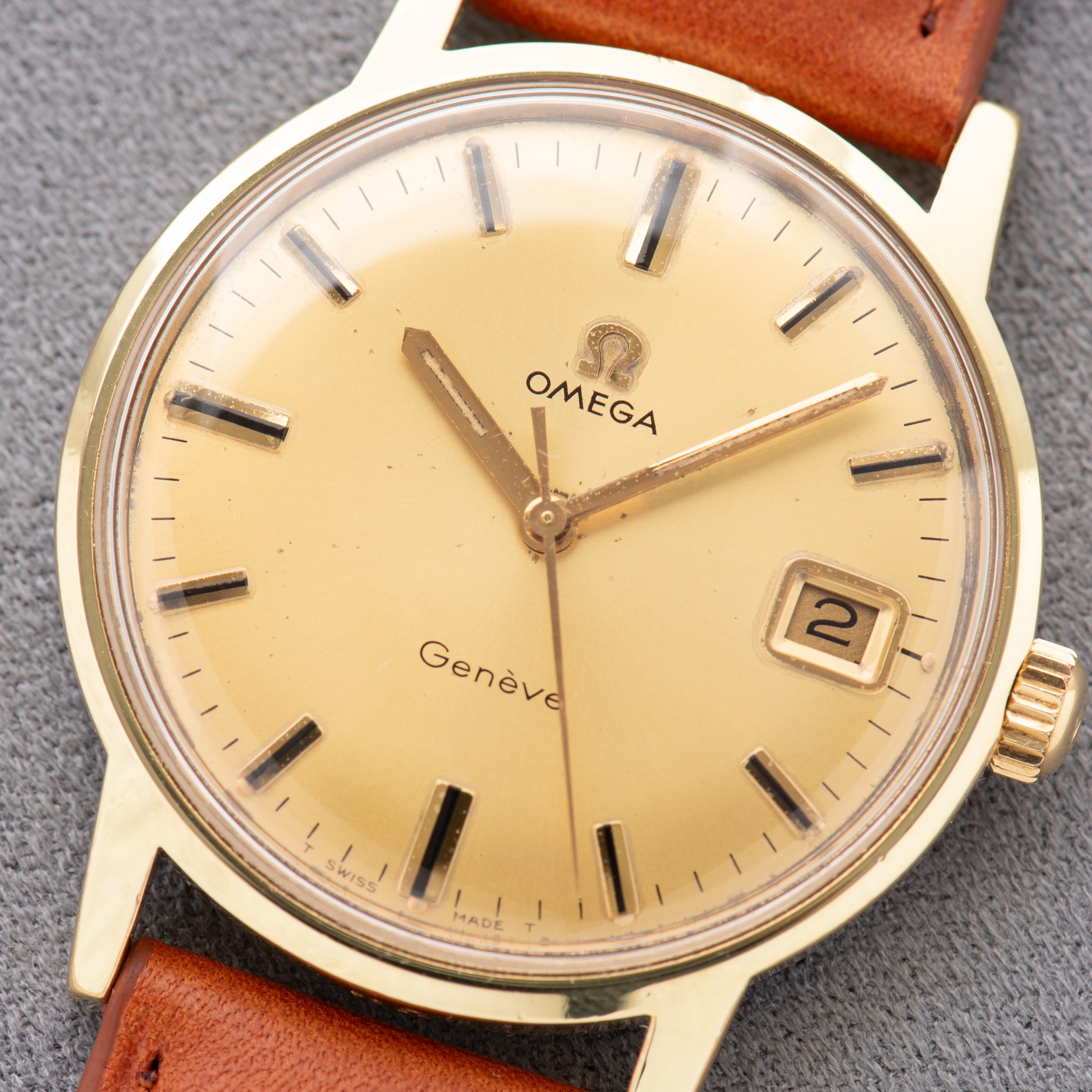 Vue de Omega Genève Date Gold dial Réf 136.070 from 1970