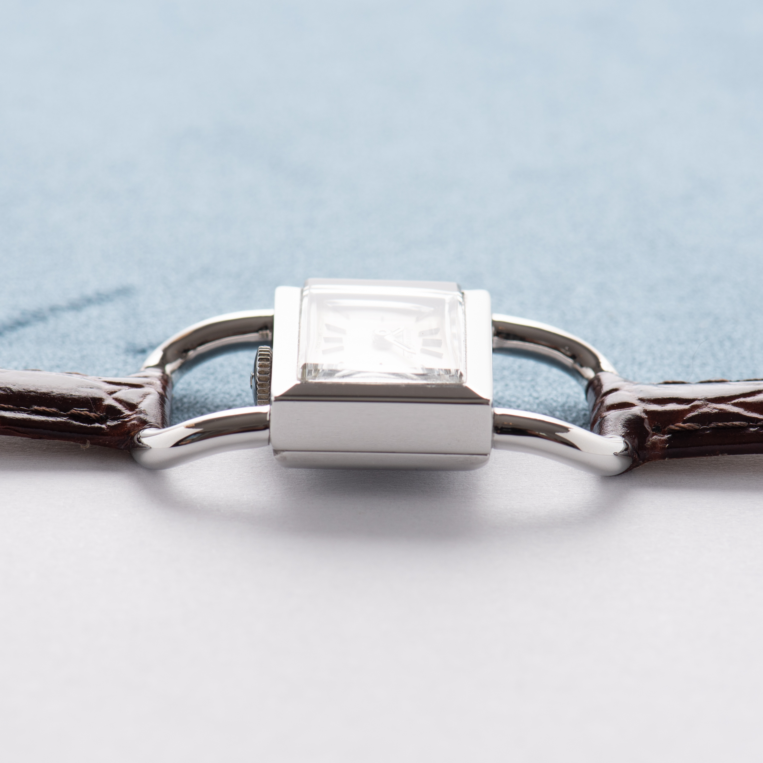 Vue de Jaeger-LeCoultre Etrier Lucchetto for Hermès Silver Dial Réf 1670.42