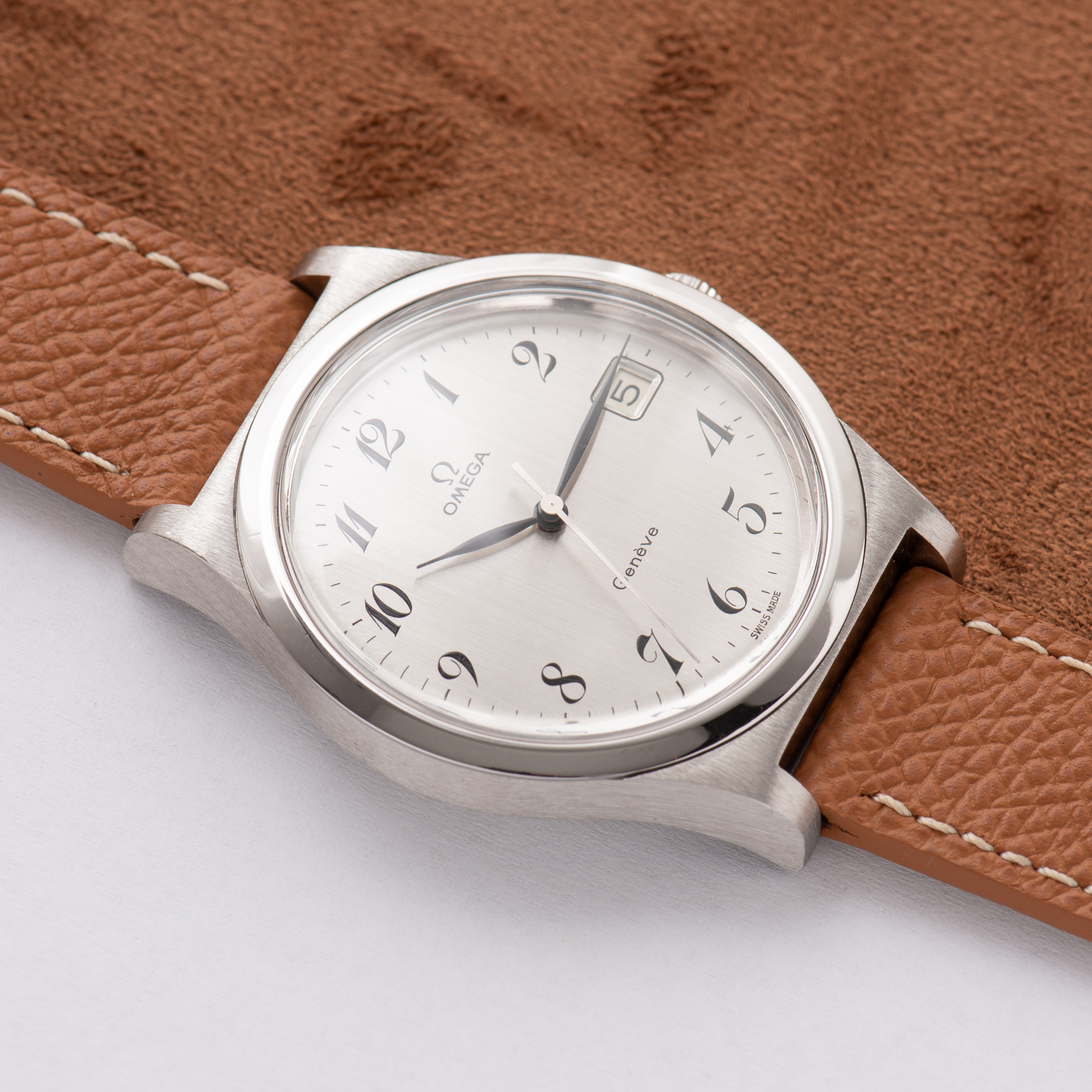 Zicht op Omega Geneva Mechanical Date Breguet Dial Ref 136.002 vanaf 1975