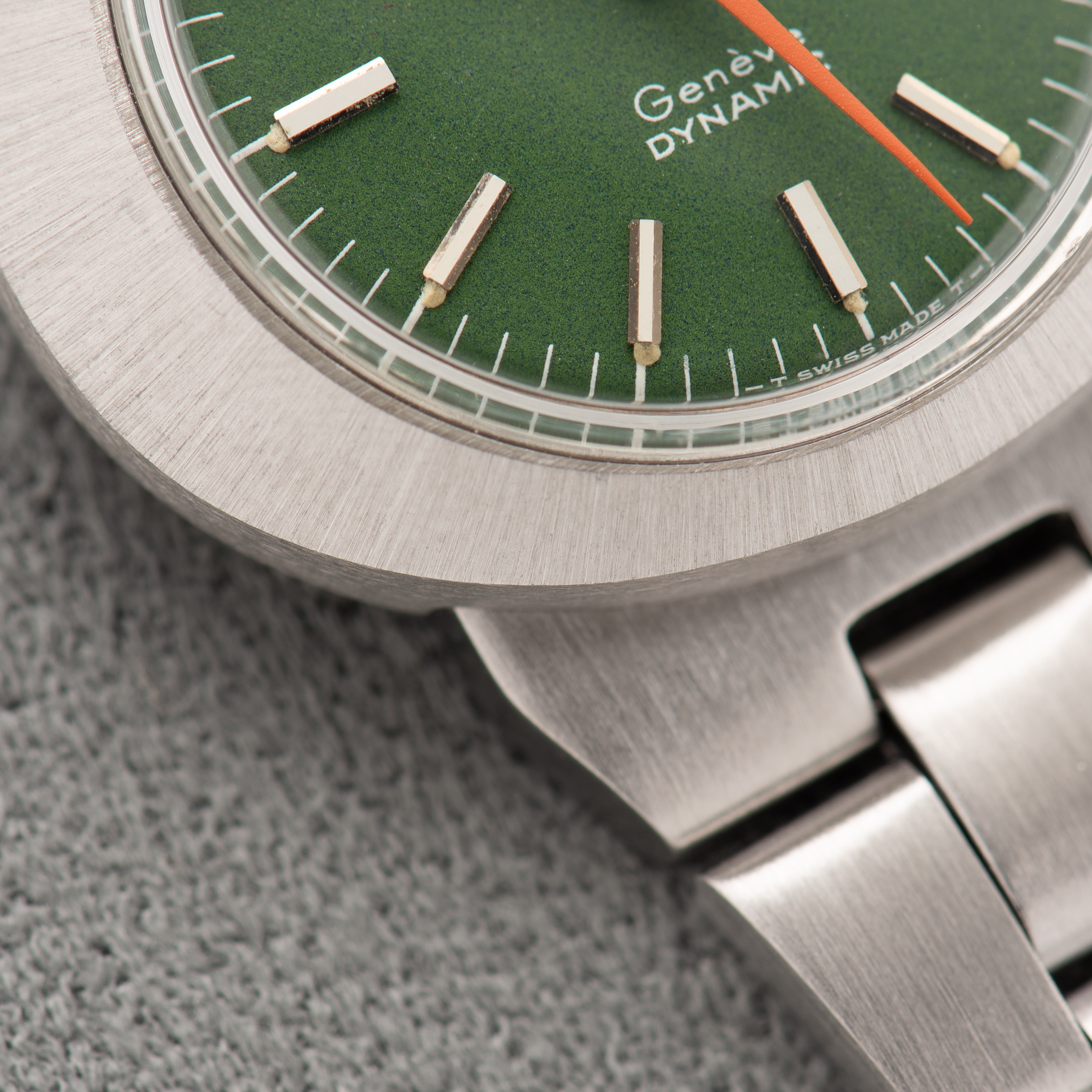 Zicht op Omega Automatic Genève Dynamic Date Green dial Réf 566.015 from 1969 Woman watch