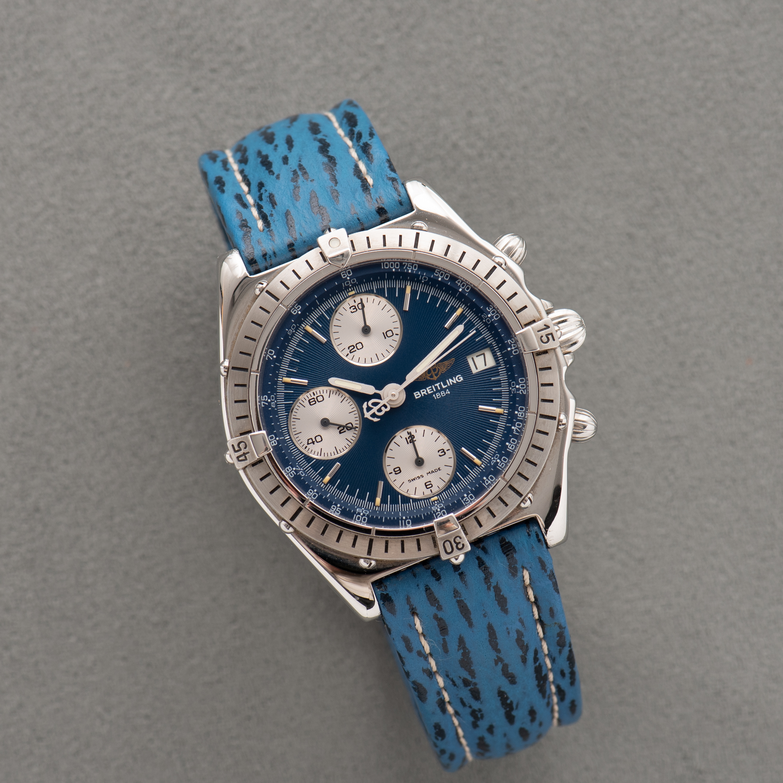 Vue de Breitling Chronomat 1884 Chronograph Blue dial Réf A13047 New Old Stock Full Set