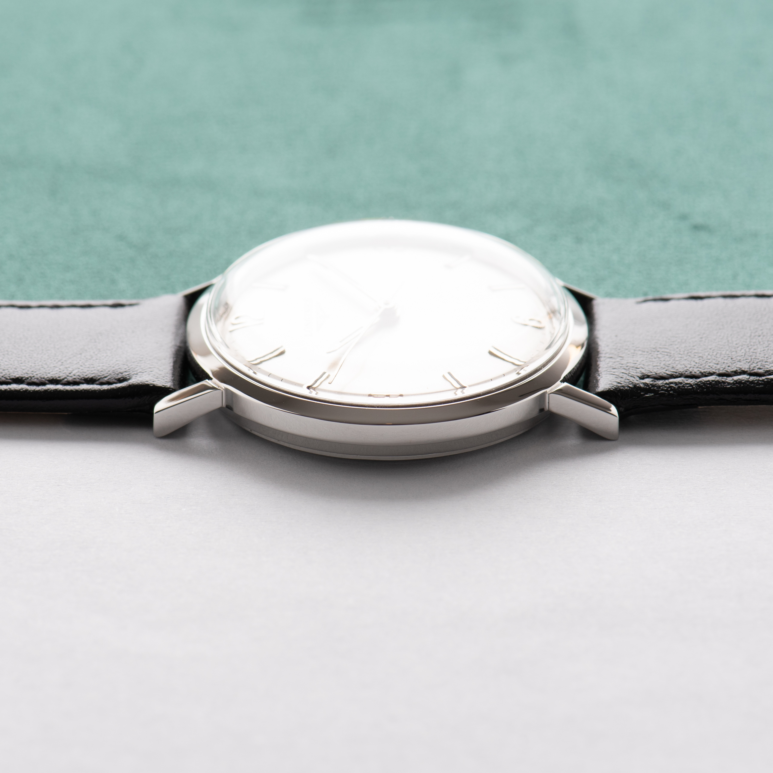 View of Mechanical Steel Longines – Silver Dial – Caliber 284 – Ref. 7839-4 – Circa 1960